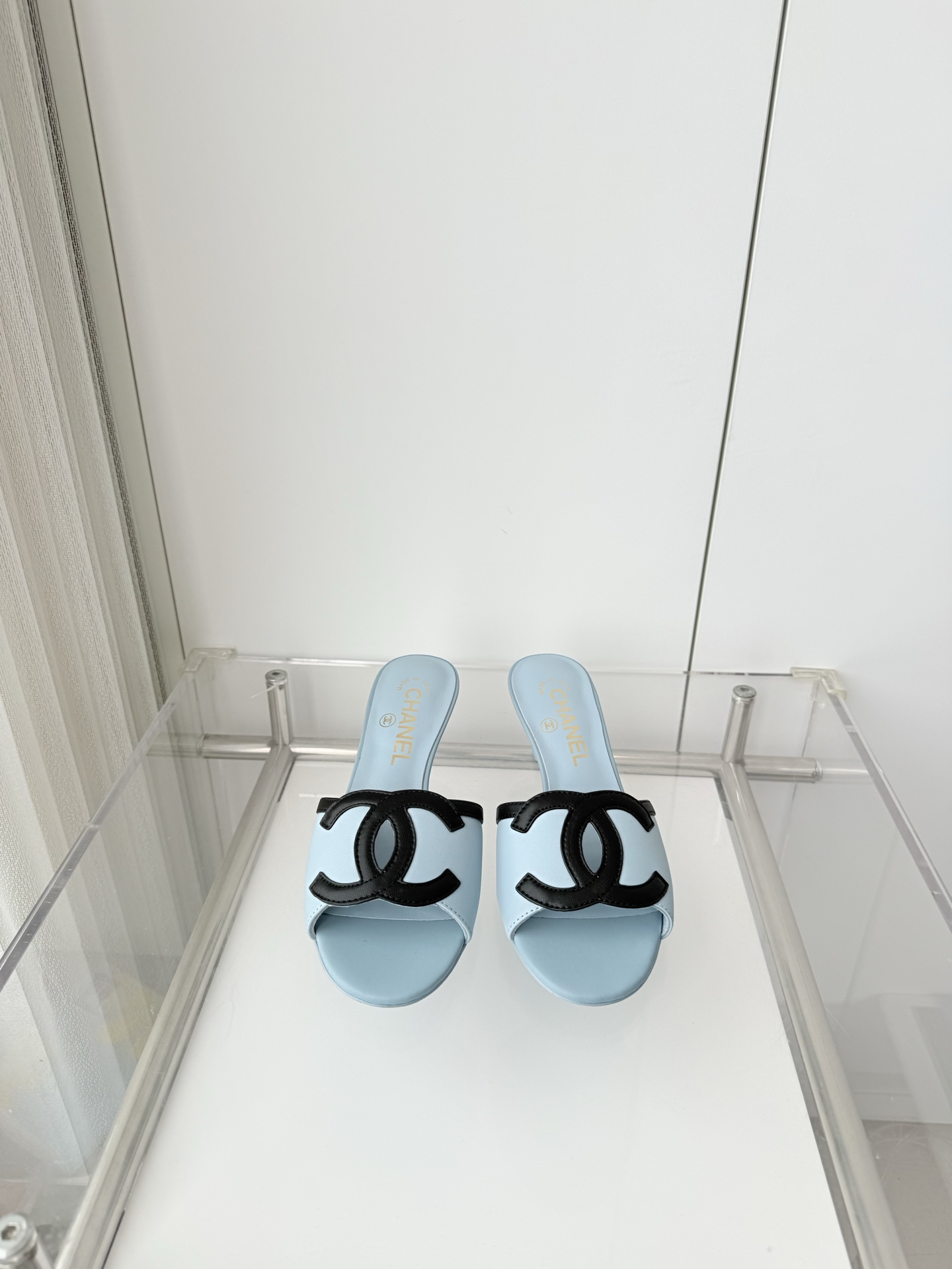 NO:788198,Comes with an airplane box and adds 10 Xiaoxiang 2026 early spring new sandals ~~~The highest version on the market~~~11 copies of the same original version!  Non-market ordinary version. Fabric: Sheepskin. Heel height: 4.5cm. Outsole: Italian leather. Size: 35-39 (40, 41 are custom-made and non-refundable). High heels, slippers, sandals, high heels, slippers, sheepskin19860909配飞机盒加10 小香2026早春新品凉鞋 ～～～市场最高版～～～同原版11复制！非市场普通版本. 面料羊皮 跟高4.5cm 大底意大利皮底 码数35-39（40、41 定做不退换）,高跟鞋拖鞋,sandals,high heels,slippers,sheepskin,Women's Shoes