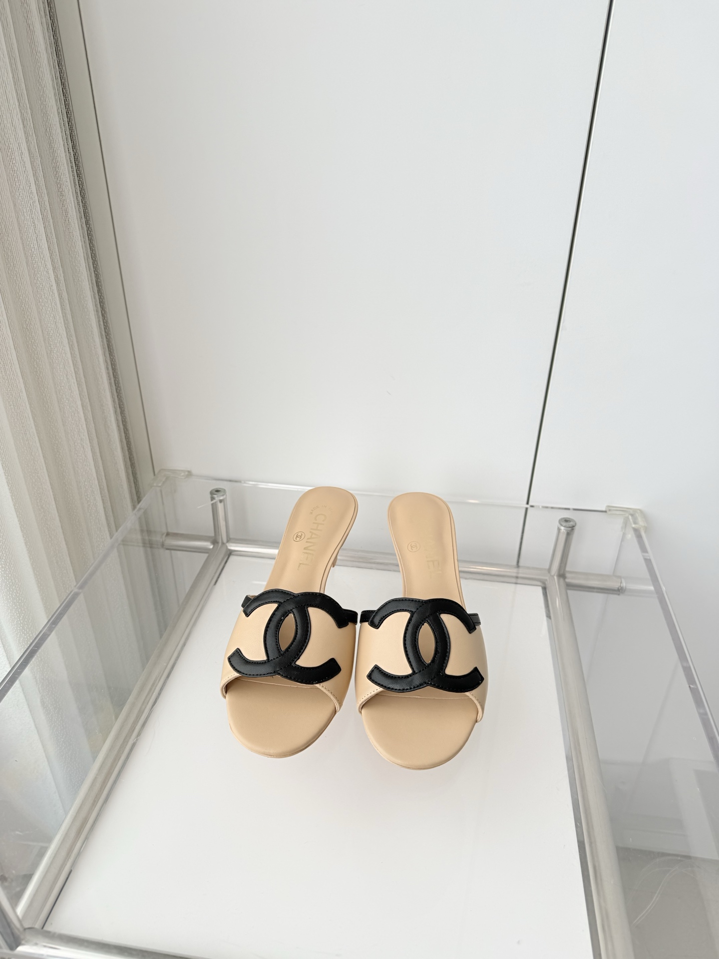 NO:788201,Comes with an airplane box and adds 10 Xiaoxiang 2026 early spring new sandals ~~~The highest version on the market~~~11 copies of the same original version!  Non-market ordinary version. Fabric: Sheepskin. Heel height: 4.5cm. Outsole: Italian leather. Size: 35-39 (40 and 41 are custom-made and cannot be returned or exchanged), high heels, slippers, sandals, high heels, slippers, sheepskin19860909配飞机盒加10 小香2026早春新品凉鞋 ～～～市场最高版～～～同原版11复制！非市场普通版本. 面料羊皮 跟高4.5cm 大底意大利皮底 码数35-39（40、41定做不退换）,高跟鞋拖鞋,sandals,high heels,slippers,sheepskin,Women's Shoes