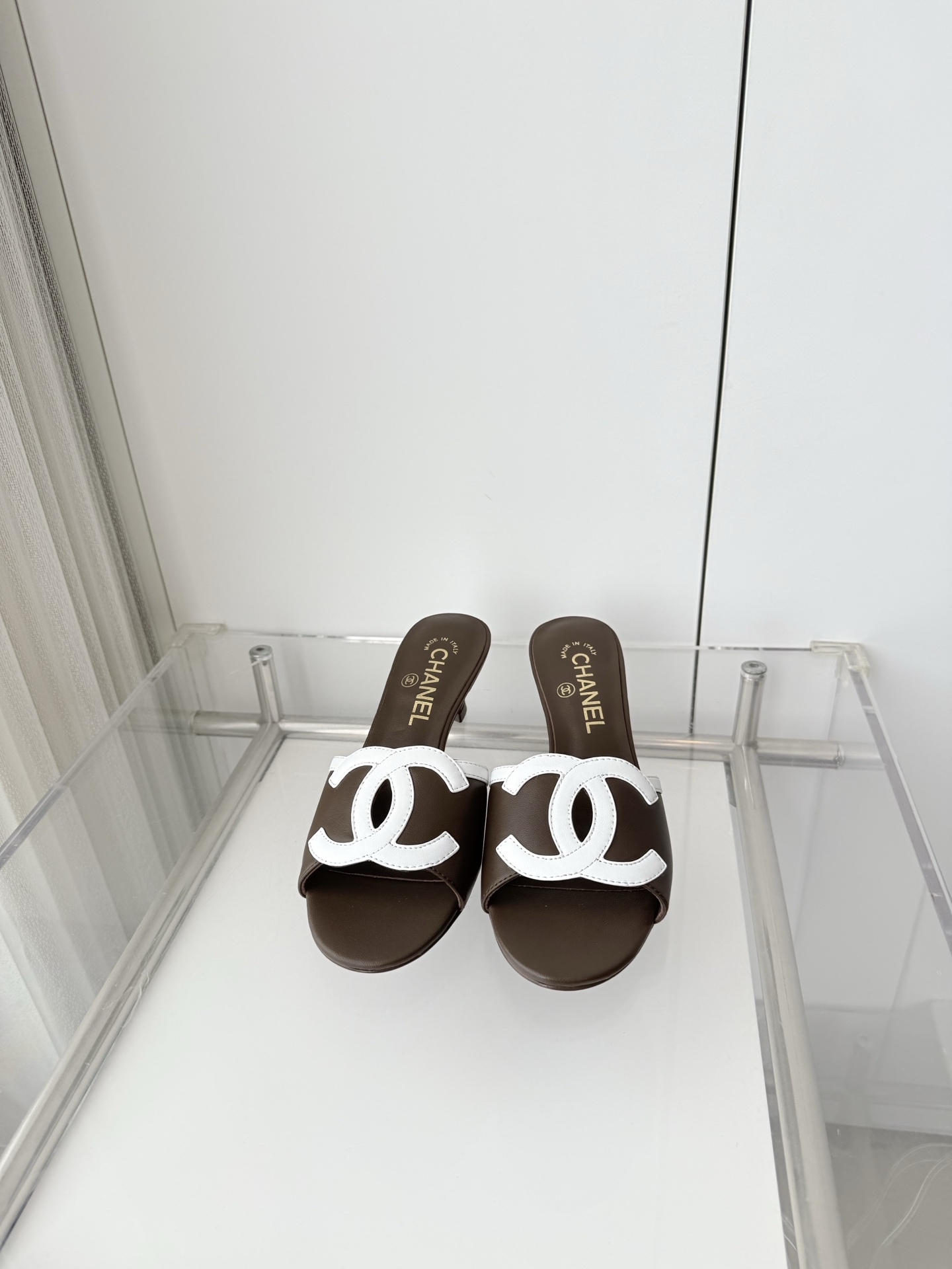 NO:788202,Comes with an airplane box and adds 10 Xiaoxiang 2026 early spring new sandals ~~~The highest version on the market~~~11 copies of the same original version!  Non-market ordinary version. Fabric: Sheepskin. Heel height: 4.5cm. Outsole: Italian leather. Size: 35-39 (40, custom made, non-refundable), high heels and slippers, sandals, high heels, slippers, sheepskin19860909配飞机盒加10 小香2026早春新品凉鞋 ～～～市场最高版～～～同原版11复制！非市场普通版本. 面料羊皮 跟高4.5cm 大底意大利皮底 码数35-39（40、定做不退换）,高跟鞋拖鞋,sandals,high heels,slippers,sheepskin,Women's Shoes