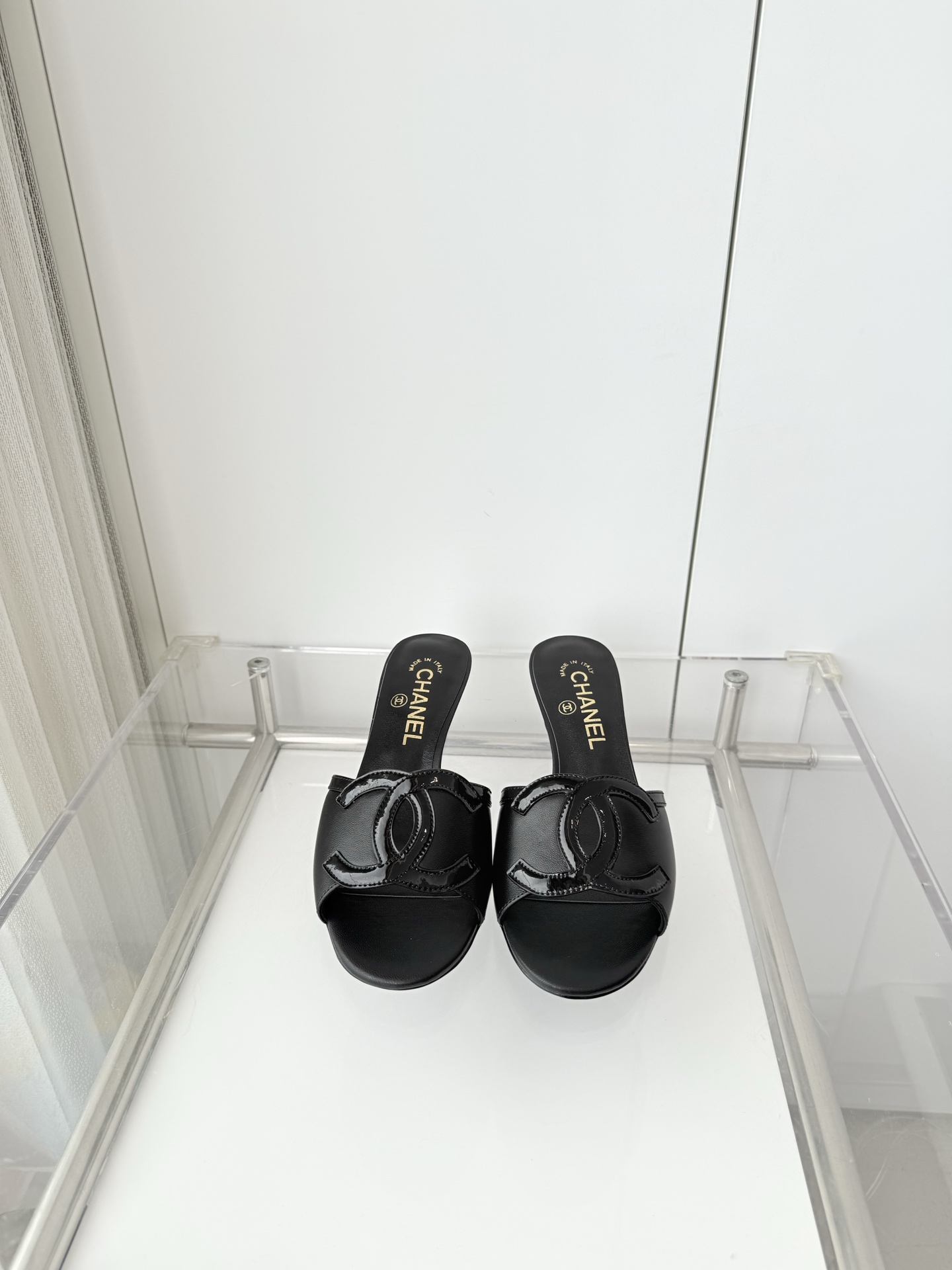 NO:788204,Comes with an airplane box and adds 10 Xiaoxiang 2026 early spring new sandals ~~~The highest version on the market~~~11 copies of the same original version!  Non-market ordinary version. Fabric: Sheepskin. Heel height: 4.5cm. Outsole: Italian leather. Size: 35-39 (40 and 41 are custom-made and cannot be returned or exchanged), high heels, slippers, sandals, high heels, slippers, sheepskin19860909配飞机盒加10 小香2026早春新品凉鞋 ～～～市场最高版～～～同原版11复制！非市场普通版本. 面料羊皮 跟高4.5cm 大底意大利皮底 码数35-39（40、41定做不退换）,高跟鞋拖鞋,sandals,high heels,slippers,sheepskin,Women's Shoes