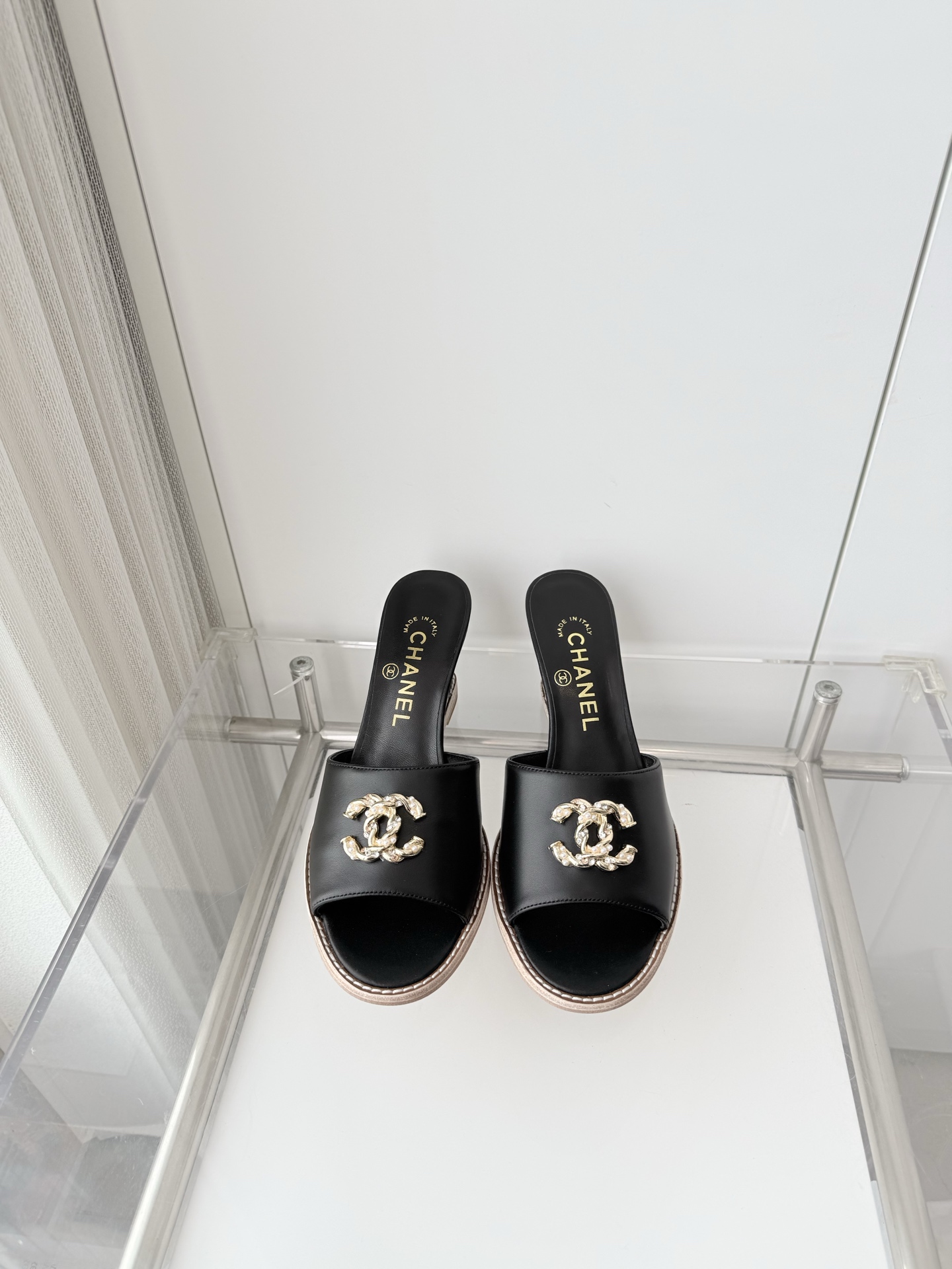 NO:788181,250 with airplane box plus 10 Xiaoxiang 2026 early spring new sandals ~~~The highest version on the market~~~11 copies of the same original version!  Non-market ordinary version. Fabric sheepskin, heel height 6.5cm, outsole Italian leather, size 35-39 (40, 41 customized, non-returnable), high heels, slippers, sandals, high heels, slippers, sheepskin19860909250 配飞机盒加10 小香2026早春新品凉鞋 ～～～市场最高版～～～同原版11复制！非市场普通版本. 面料羊皮 跟高6.5cm 大底意大利皮底 码数35-39（40、41定做不退换）,高跟鞋拖鞋,sandals,high heels,slippers,sheepskin,Women's Shoes