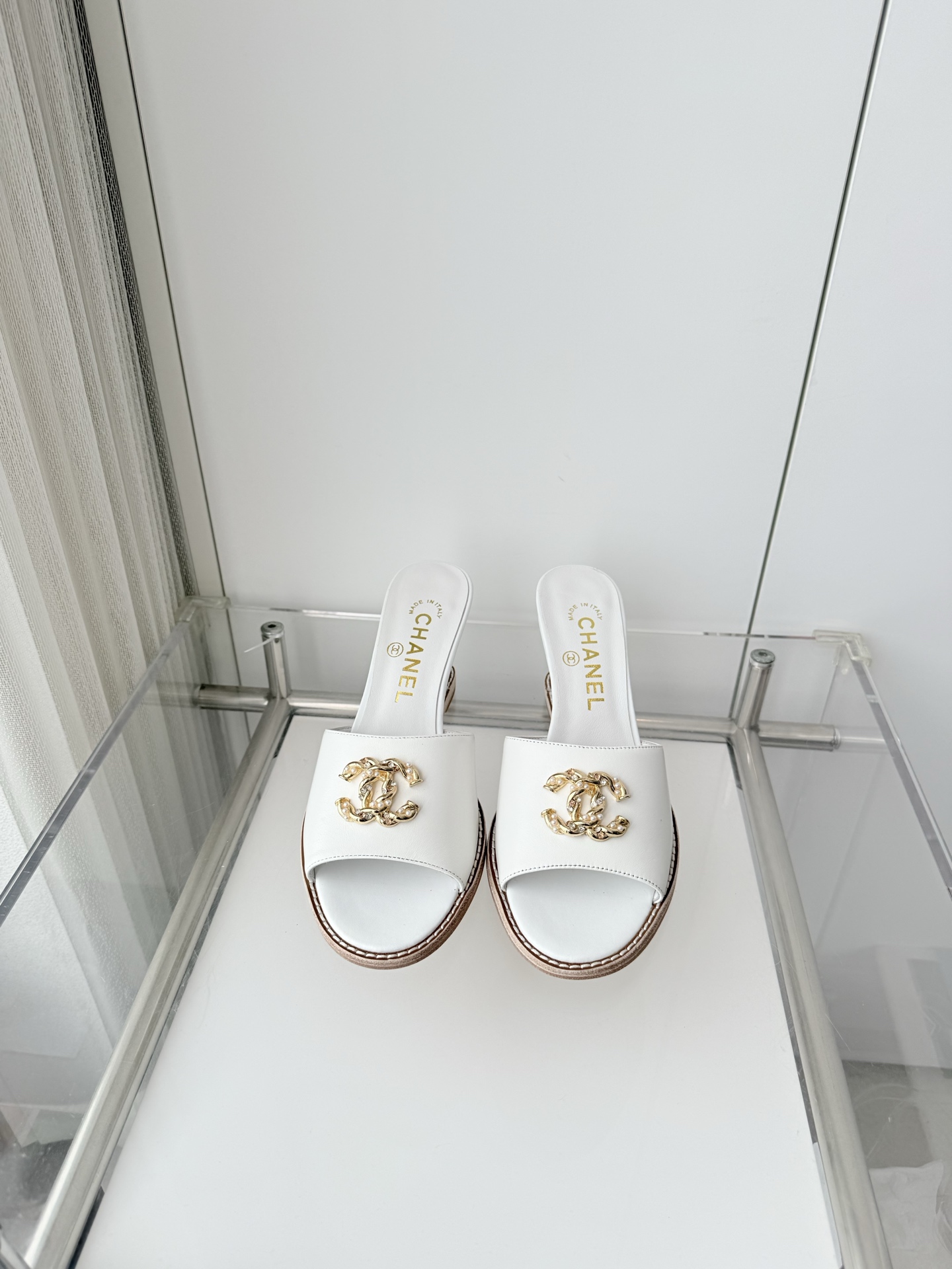 NO:788184,Comes with an airplane box and adds 10 Xiaoxiang 2026 early spring new sandals ~~~The highest version on the market~~~11 copies of the same original version!  Non-market ordinary version. Fabric sheepskin, heel height 6.5cm, outsole Italian leather, size 35-39 (40, 41 customized, non-returnable), high heels, slippers, sandals, high heels, slippers, sheepskin19860909配飞机盒加10 小香2026早春新品凉鞋 ～～～市场最高版～～～同原版11复制！非市场普通版本. 面料羊皮 跟高6.5cm 大底意大利皮底 码数35-39（40、41定做不退换）,高跟鞋拖鞋,sandals,high heels,slippers,sheepskin,Women's Shoes