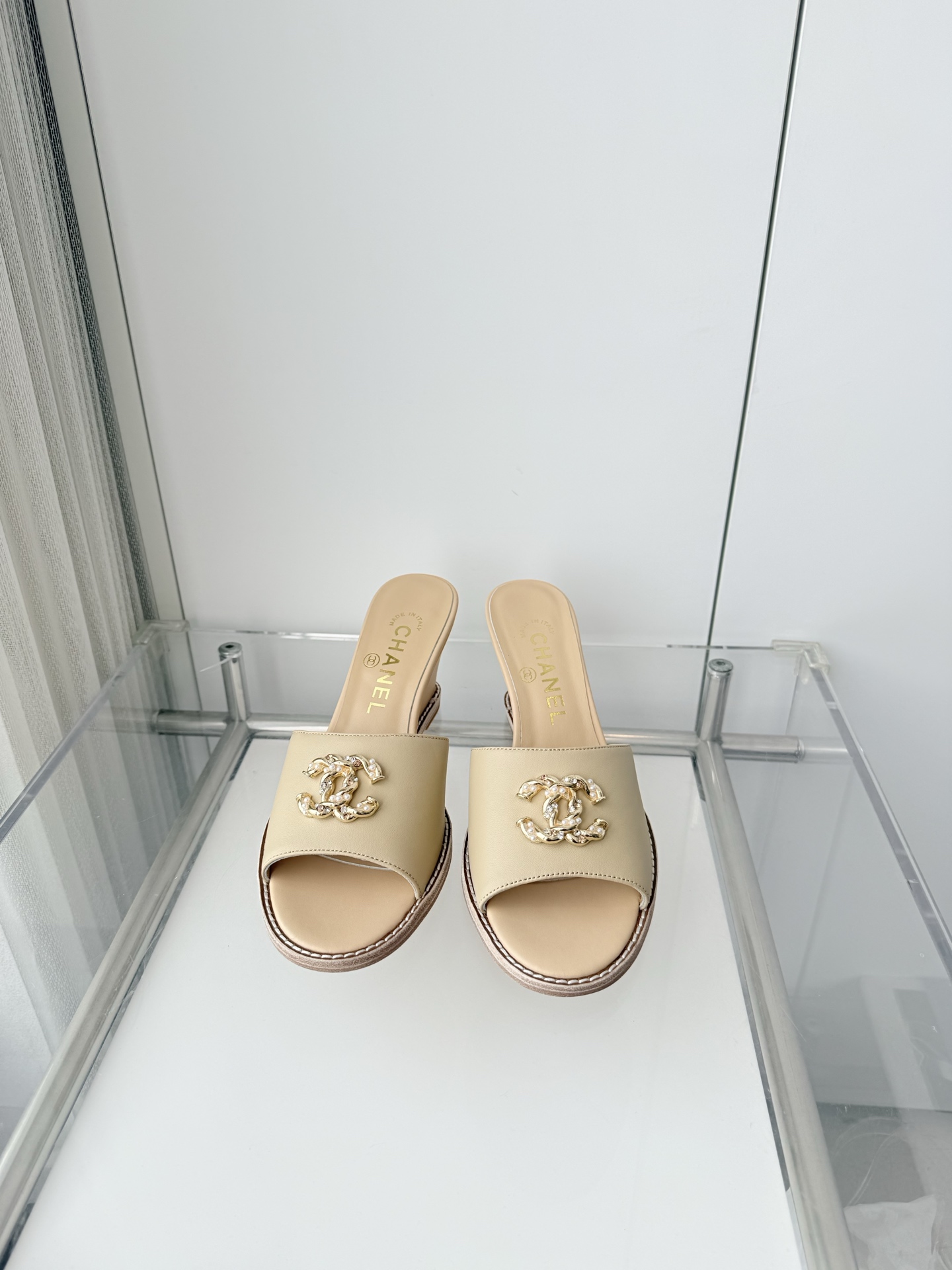 NO:788187,250 with airplane box plus 10 Xiaoxiang 2026 early spring new sandals ~~~The highest version on the market~~~11 copies of the same original version!  Non-market ordinary version. Fabric sheepskin, heel height 6.5cm, outsole Italian leather, size 35-39 (40, 41 customized, non-returnable), high heels, slippers, sandals, high heels, slippers, sheepskin19860909250配飞机盒加10 小香2026早春新品凉鞋 ～～～市场最高版～～～同原版11复制！非市场普通版本. 面料羊皮 跟高6.5cm 大底意大利皮底 码数35-39（40、41定做不退换）,高跟鞋拖鞋,sandals,high heels,slippers,sheepskin,Women's Shoes