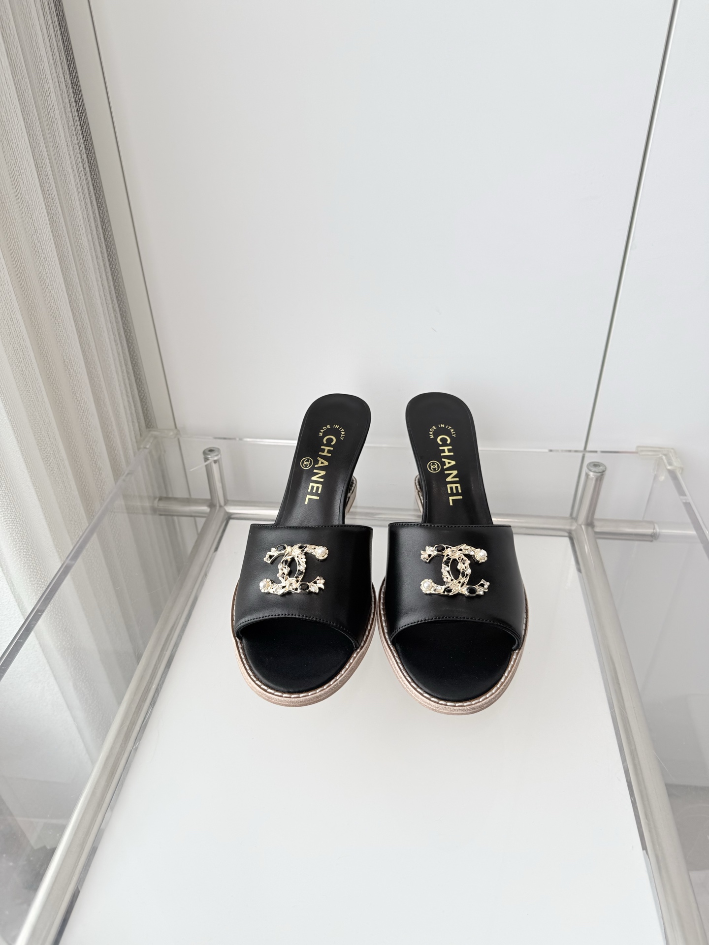 NO:788190,250 with airplane box plus 10 Xiaoxiang 2026 early spring new sandals ~~~The highest version on the market~~~11 copies of the same original version!  Non-market ordinary version. Fabric sheepskin, heel height 6.5cm, outsole Italian leather, size 35-39 (40, 41 customized, non-returnable), high heels, slippers, sandals, high heels, slippers, sheepskin19860909250 配飞机盒加10 小香2026早春新品凉鞋 ～～～市场最高版～～～同原版11复制！非市场普通版本. 面料羊皮 跟高6.5cm 大底意大利皮底 码数35-39（40、41定做不退换）,高跟鞋拖鞋,sandals,high heels,slippers,sheepskin,Women's Shoes