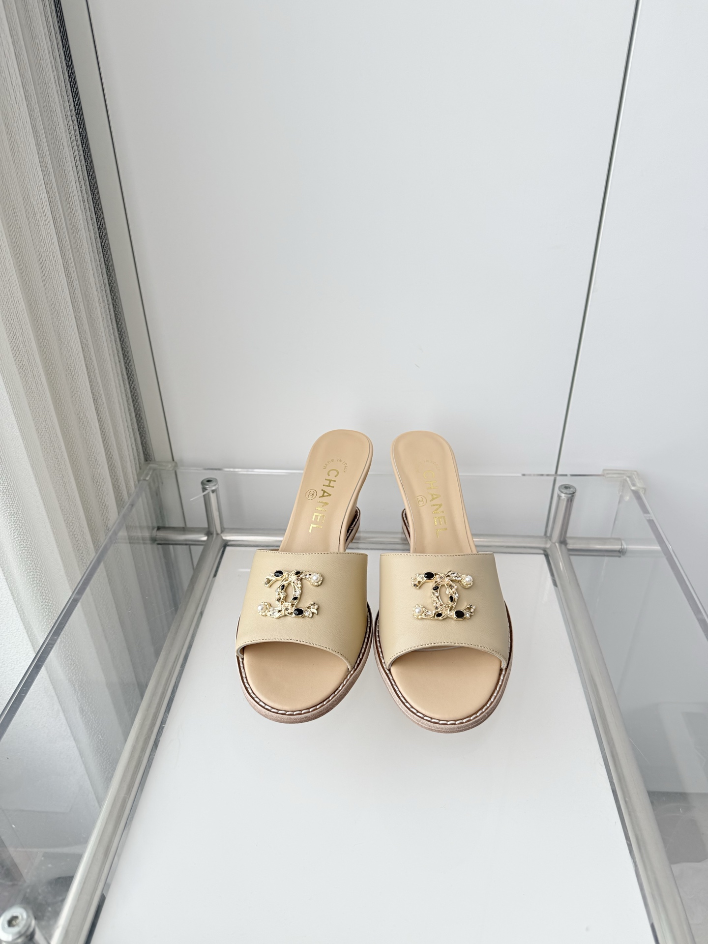 NO:788196,250 with airplane box plus 10 Xiaoxiang 2026 early spring new sandals ~~~The highest version on the market~~~11 copies of the same original version!  Non-market ordinary version. Fabric sheepskin, heel height 6.5cm, outsole Italian leather, size 35-39 (40, 41 customized, non-returnable), high heels, slippers, sandals, high heels, slippers, sheepskin19860909250 配飞机盒加10 小香2026早春新品凉鞋 ～～～市场最高版～～～同原版11复制！非市场普通版本. 面料羊皮 跟高6.5cm 大底意大利皮底 码数35-39（40、41定做不退换）,高跟鞋拖鞋,sandals,high heels,slippers,sheepskin,Women's Shoes