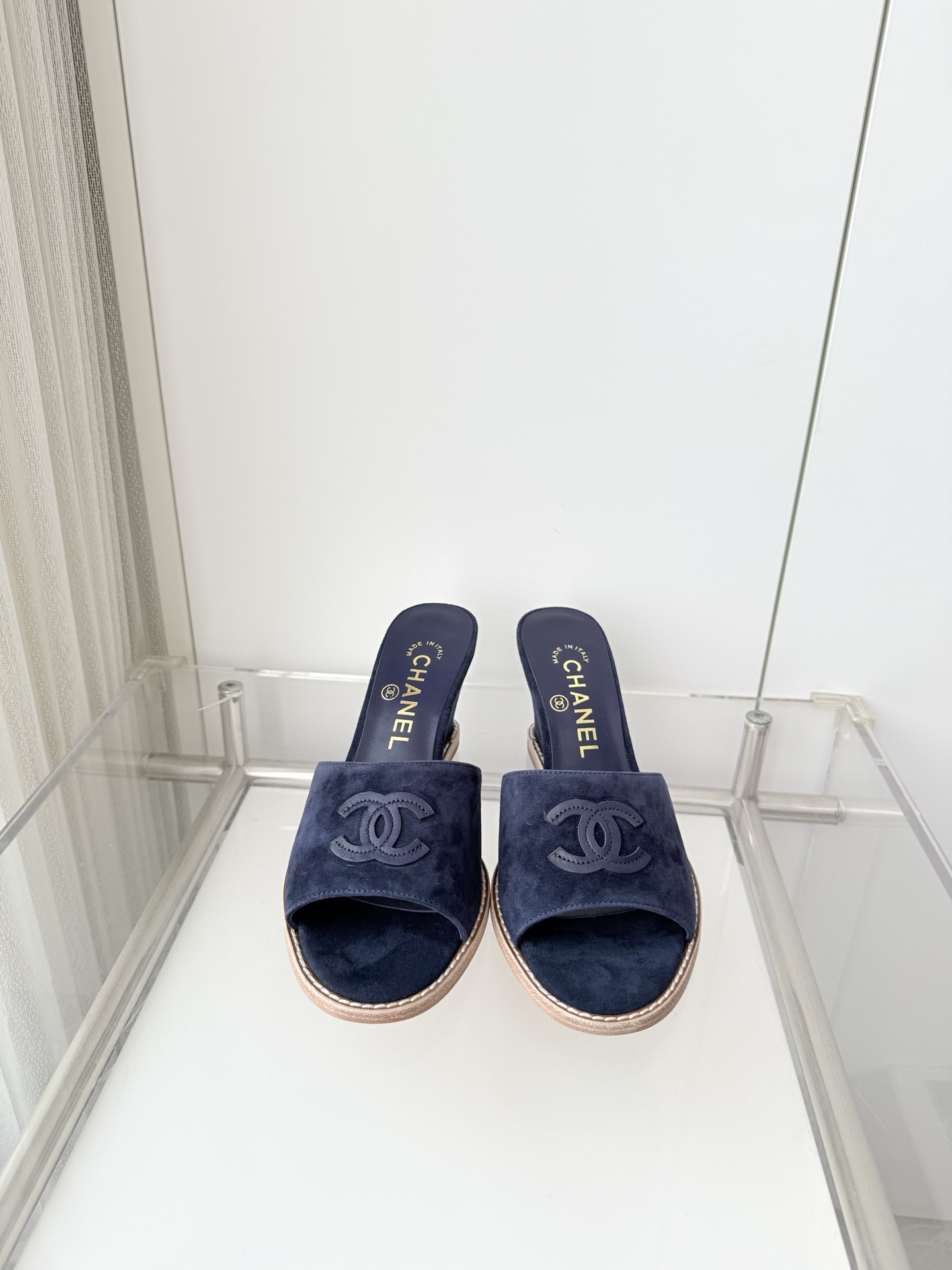 NO:788199,250 with airplane box plus 10 Xiaoxiang 2026 early spring new sandals ~~~The highest version on the market~~~11 copies of the same original version!  Non-market ordinary version. Fabric suede, heel height 6.5cm, outsole Italian leather sole, size 35-39 (40, 41 customized, non-returnable), high heels and slippers, sandals, high heels, slippers, chamois leather19860909250 配飞机盒加10 小香2026早春新品凉鞋 ～～～市场最高版～～～同原版11复制！非市场普通版本. 面料麂皮 跟高6.5cm 大底意大利皮底 码数35-39（40、41定做不退换）,高跟鞋拖鞋,sandals,high heels,slippers,chamois leather,Women's Shoes