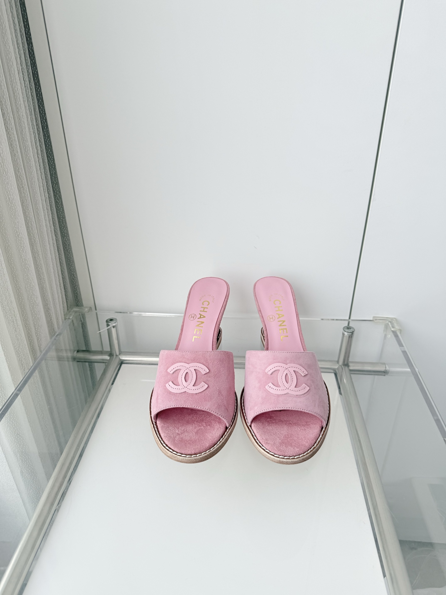 NO:788173,Comes with an airplane box and adds 10 Xiaoxiang 2026 early spring new sandals ~~~The highest version on the market~~~11 copies of the same original version!  Non-market ordinary version. Fabric suede, heel height 6.5cm, outsole Italian leather sole, size 35-39 (40, 41 customized, non-returnable), high heels and slippers, sandals, high heels, slippers, chamois leather19860909配飞机盒加10 小香2026早春新品凉鞋 ～～～市场最高版～～～同原版11复制！非市场普通版本. 面料麂皮 跟高6.5cm 大底意大利皮底 码数35-39（40、41定做不退换）,高跟鞋拖鞋,sandals,high heels,slippers,chamois leather,Women's Shoes