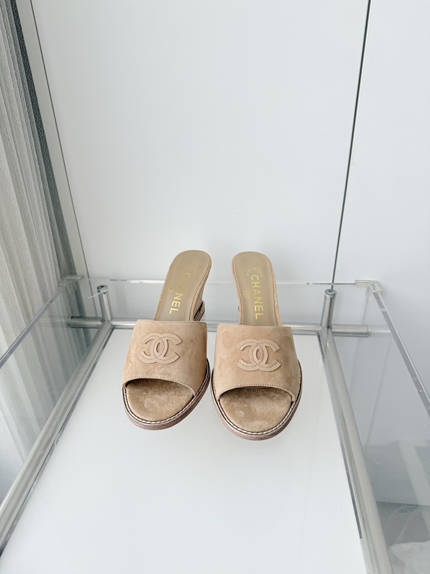 NO:788176,250 with airplane box plus 10 Xiaoxiang 2026 early spring new sandals ~~~The highest version on the market~~~11 copies of the same original version!  Non-market ordinary version. Fabric suede, heel height 6.5cm, outsole Italian leather sole, size 35-39 (40, 41 customized, non-returnable), high heels and slippers, sandals, high heels, slippers, chamois leather19860909250配飞机盒加10 小香2026早春新品凉鞋 ～～～市场最高版～～～同原版11复制！非市场普通版本. 面料麂皮 跟高6.5cm 大底意大利皮底 码数35-39（40、41定做不退换）,高跟鞋拖鞋,sandals,high heels,slippers,chamois leather,Women's Shoes