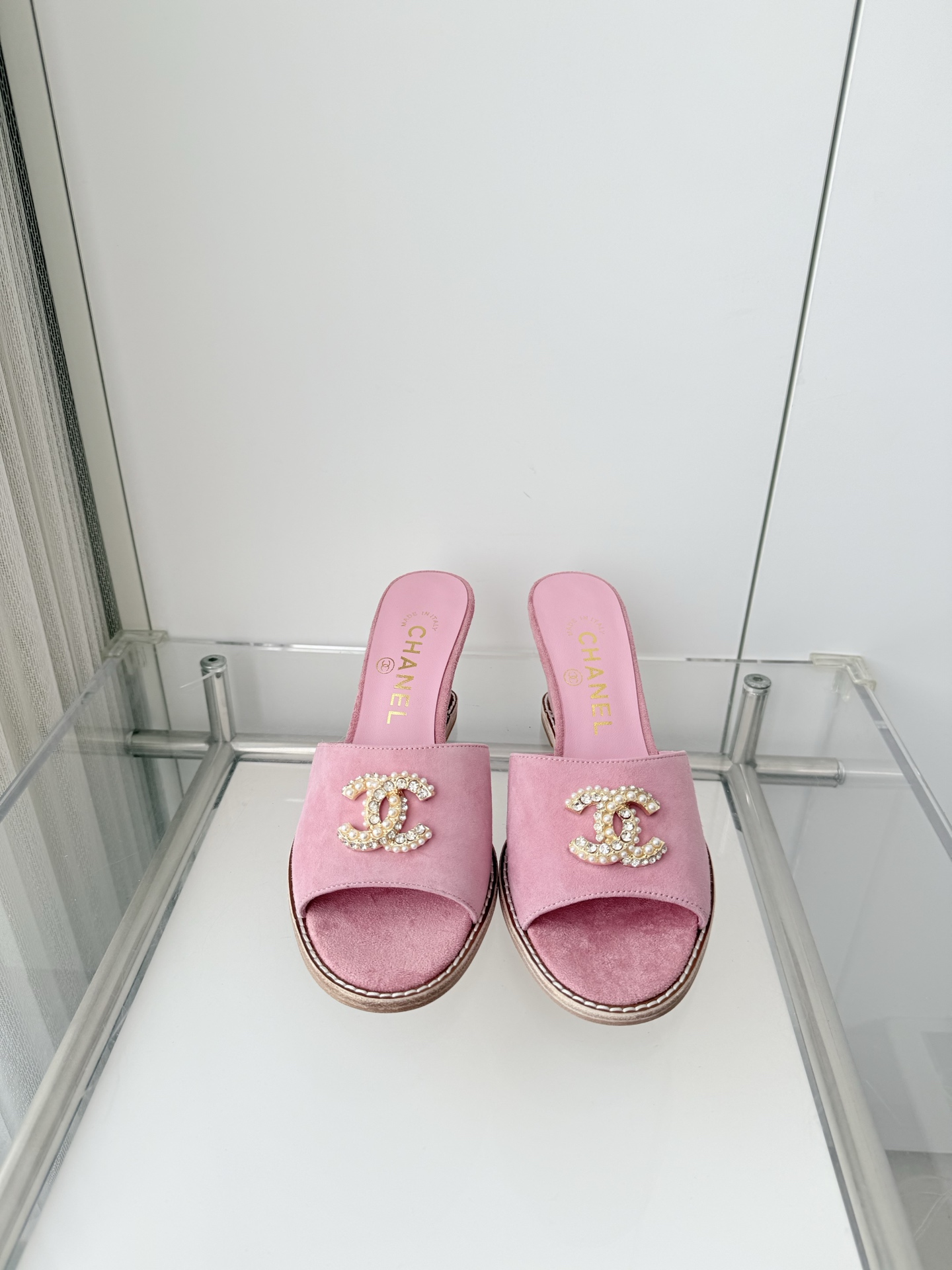 NO:788182,250 with airplane box plus 10 Xiaoxiang 2026 early spring new sandals ~~~The highest version on the market~~~11 copies of the same original version!  Non-market ordinary version. Fabric suede, heel height 6.5cm, outsole Italian leather sole, size 35-39 (40, 41 customized, non-returnable), high heels and slippers, sandals, high heels, slippers, chamois leather19860909250配飞机盒加10 小香2026早春新品凉鞋 ～～～市场最高版～～～同原版11复制！非市场普通版本. 面料麂皮 跟高6.5cm 大底意大利皮底 码数35-39（40、41定做不退换）,高跟鞋拖鞋,sandals,high heels,slippers,chamois leather,Women's Shoes