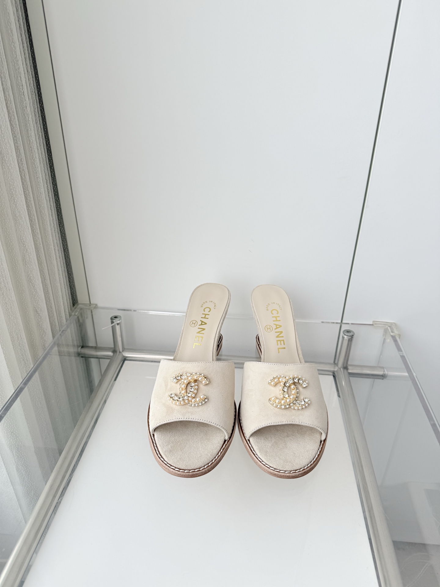 NO:788185,250 with airplane box plus 10 Xiaoxiang 2026 early spring new sandals ~~~The highest version on the market~~~11 copies of the same original version!  Non-market ordinary version. Fabric suede, heel height 6.5cm, outsole Italian leather sole, size 35-39 (40, 41 customized, non-returnable), high heels and slippers, sandals, high heels, slippers, chamois leather19860909250 配飞机盒加10 小香2026早春新品凉鞋 ～～～市场最高版～～～同原版11复制！非市场普通版本. 面料麂皮 跟高6.5cm 大底意大利皮底 码数35-39（40、41定做不退换）,高跟鞋拖鞋,sandals,high heels,slippers,chamois leather,Women's Shoes