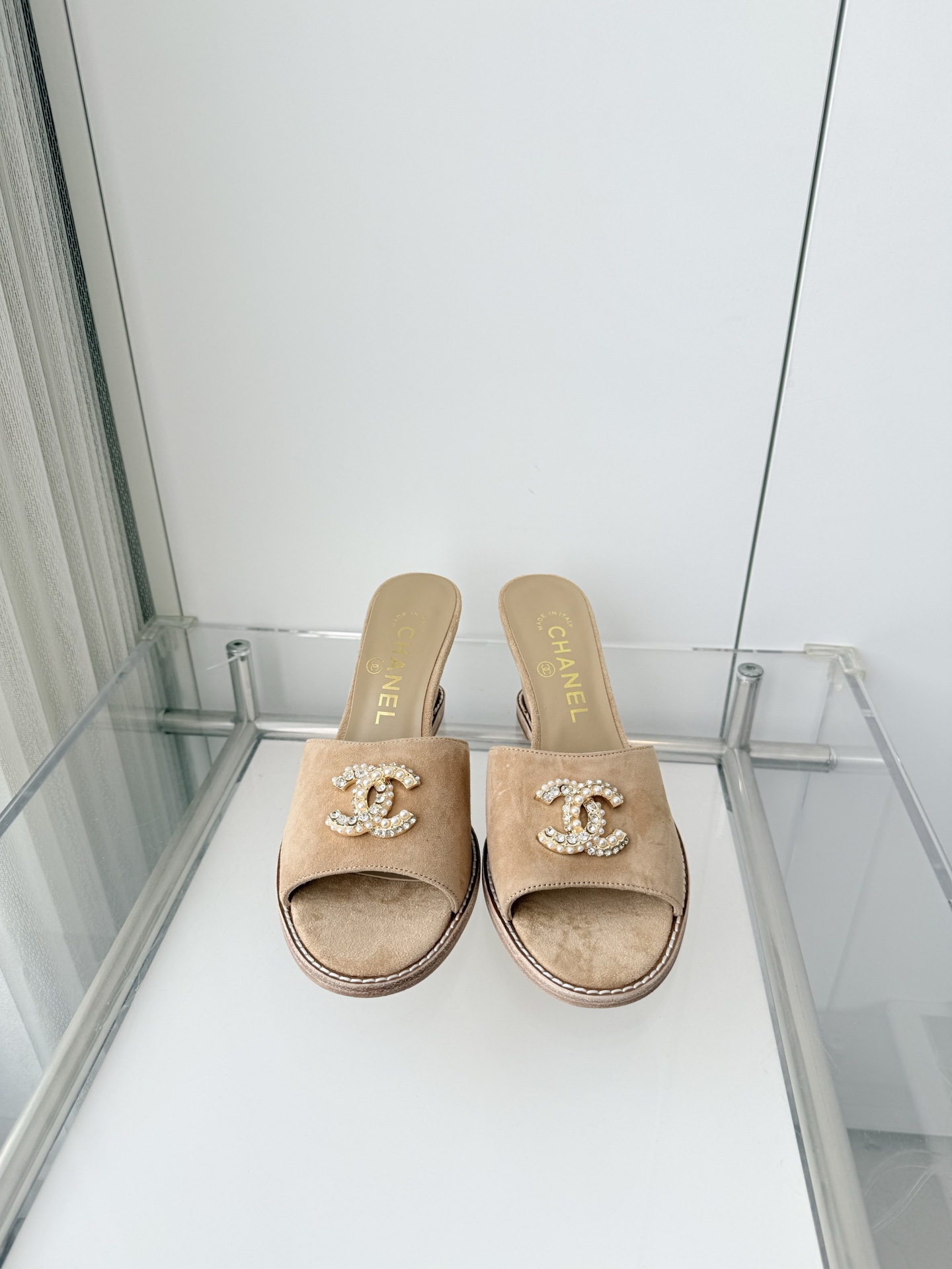 NO:788188,250 with airplane box plus 10 Xiaoxiang 2026 early spring new sandals ~~~The highest version on the market~~~11 copies of the same original version!  Non-market ordinary version. Fabric suede, heel height 6.5cm, outsole Italian leather sole, size 35-39 (40, 41 customized, non-returnable), high heels and slippers, sandals, high heels, slippers, chamois leather19860909250配飞机盒加10 小香2026早春新品凉鞋 ～～～市场最高版～～～同原版11复制！非市场普通版本. 面料麂皮 跟高6.5cm 大底意大利皮底 码数35-39（40、41定做不退换）,高跟鞋拖鞋,sandals,high heels,slippers,chamois leather,Women's Shoes