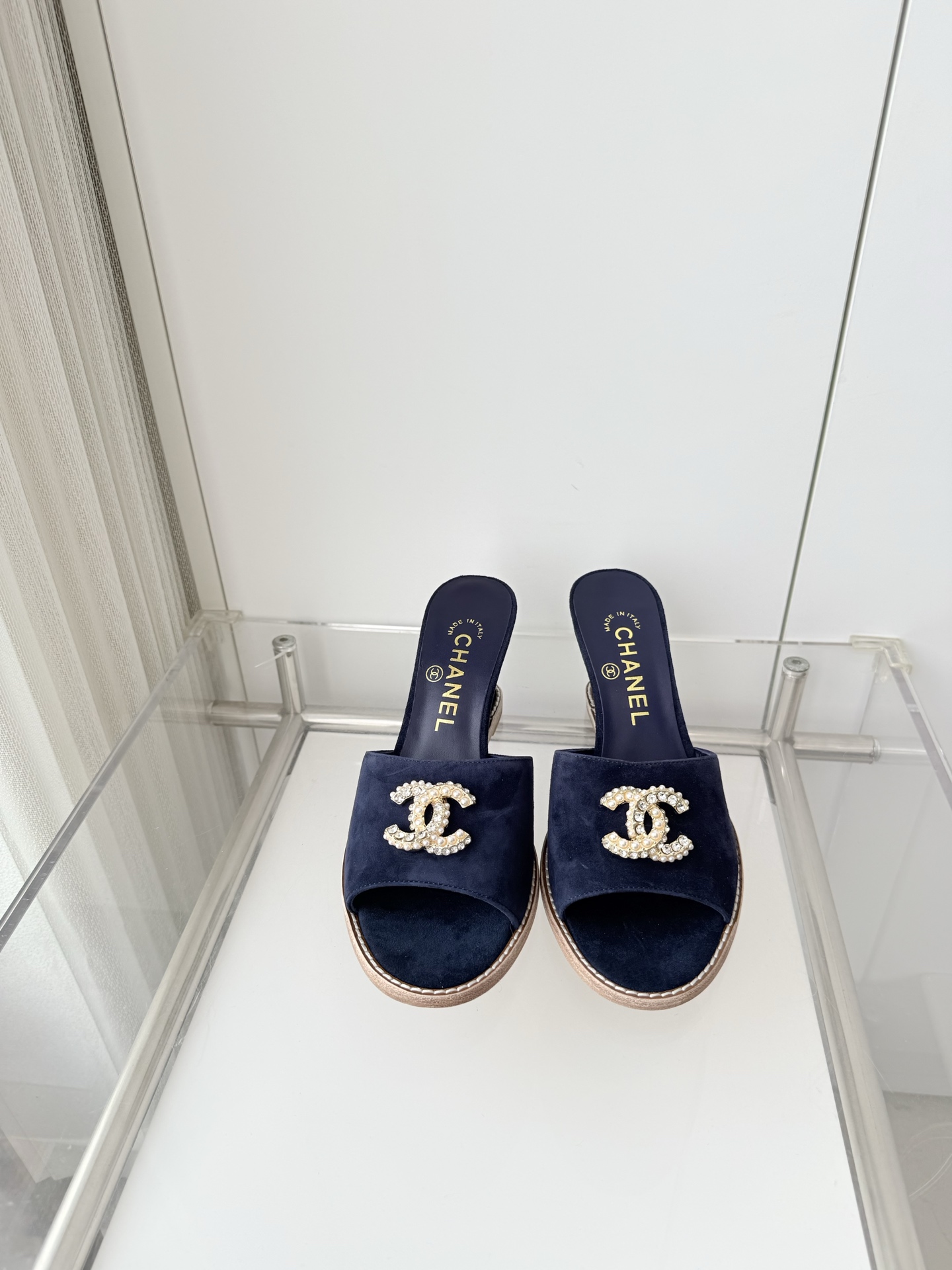 NO:788191,250 with airplane box plus 10 Xiaoxiang 2026 early spring new sandals ~~~The highest version on the market~~~11 copies of the same original version!  Non-market ordinary version. Fabric suede, heel height 6.5cm, outsole Italian leather sole, size 35-39 (40, 41 customized, non-returnable), high heels and slippers, sandals, high heels, slippers, chamois leather19860909250 配飞机盒加10 小香2026早春新品凉鞋 ～～～市场最高版～～～同原版11复制！非市场普通版本. 面料麂皮 跟高6.5cm 大底意大利皮底 码数35-39（40、41定做不退换）,高跟鞋拖鞋,sandals,high heels,slippers,chamois leather,Women's Shoes