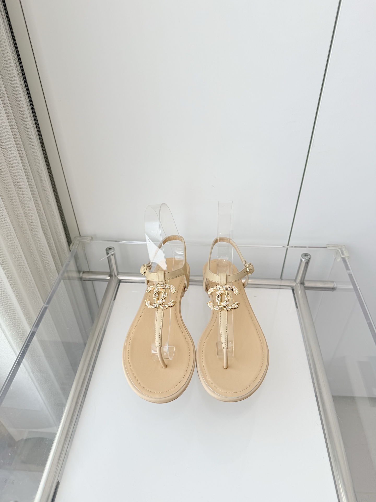 NO:788162,240 with airplane box plus 10 Xiaoxiang 2026 early spring new sandals ~~~The highest version on the market~~~11 copies of the same original version!  Non-market ordinary version. Made of sheepskin. Heel height 1cm. Outsole Italian leather. Size 35-39 (40 and 41 are custom-made and cannot be returned or exchanged). Split-toe shoes, sandals, sheepskin19860909240配飞机盒加10 小香2026早春新品凉鞋 ～～～市场最高版～～～同原版11复制！非市场普通版本. 面料羊皮 跟高1cm 大底意大利皮底 码数35-39（40、41定做不退换）,分趾鞋,sandals,sheepskin,Women's Shoes