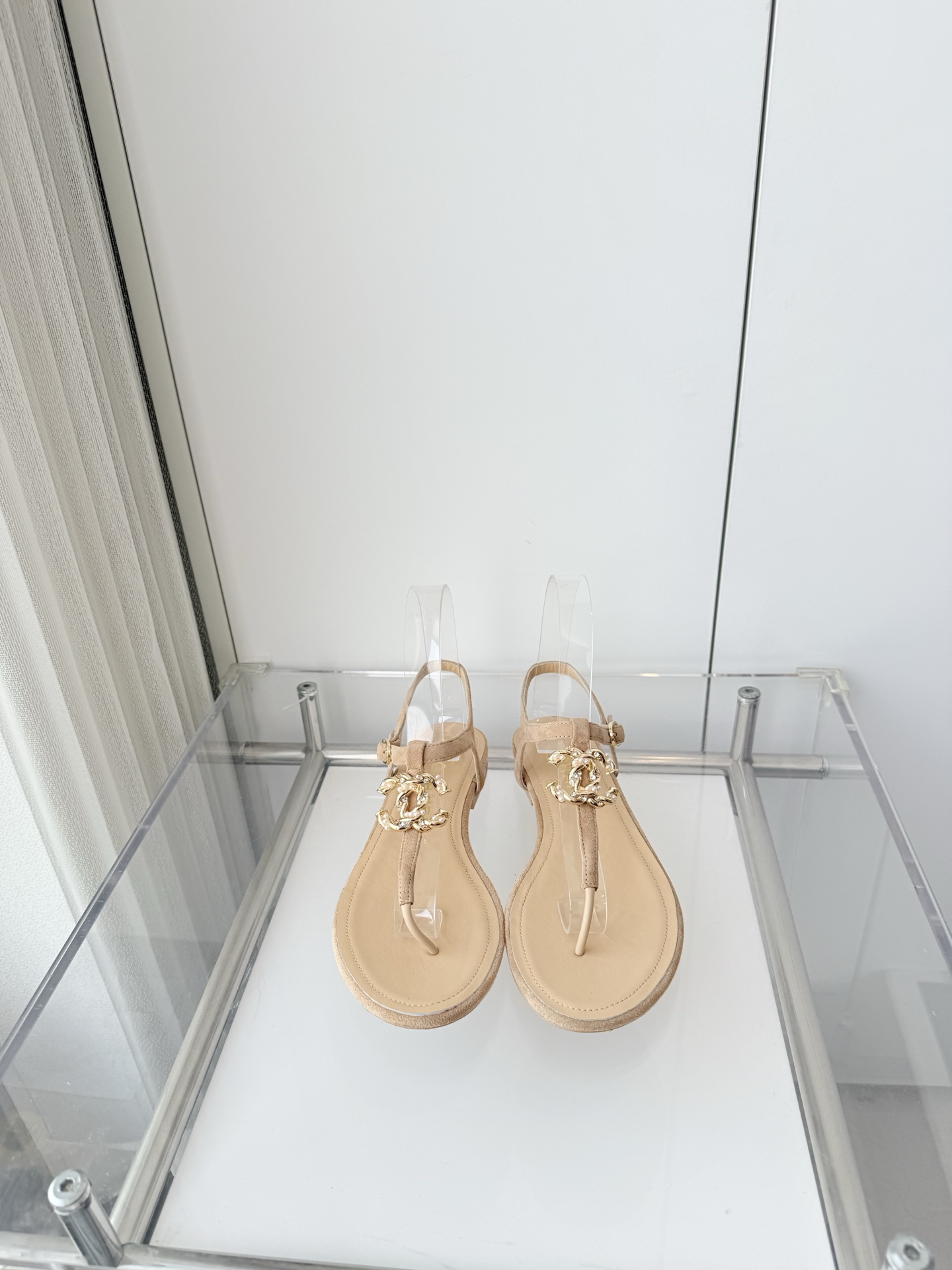 NO:788166,240 with airplane box plus 10 Xiaoxiang 2026 early spring new sandals ~~~The highest version on the market~~~11 copies of the same original version!  Non-market ordinary version. Made of sheepskin. Heel height 1cm. Outsole Italian leather. Size 35-39 (40 and 41 are custom-made and cannot be returned or exchanged). Split-toe shoes, sandals, sheepskin19860909240 配飞机盒加10 小香2026早春新品凉鞋 ～～～市场最高版～～～同原版11复制！非市场普通版本. 面料羊皮 跟高1cm 大底意大利皮底 码数35-39（40、41定做不退换）,分趾鞋,sandals,sheepskin,Women's Shoes