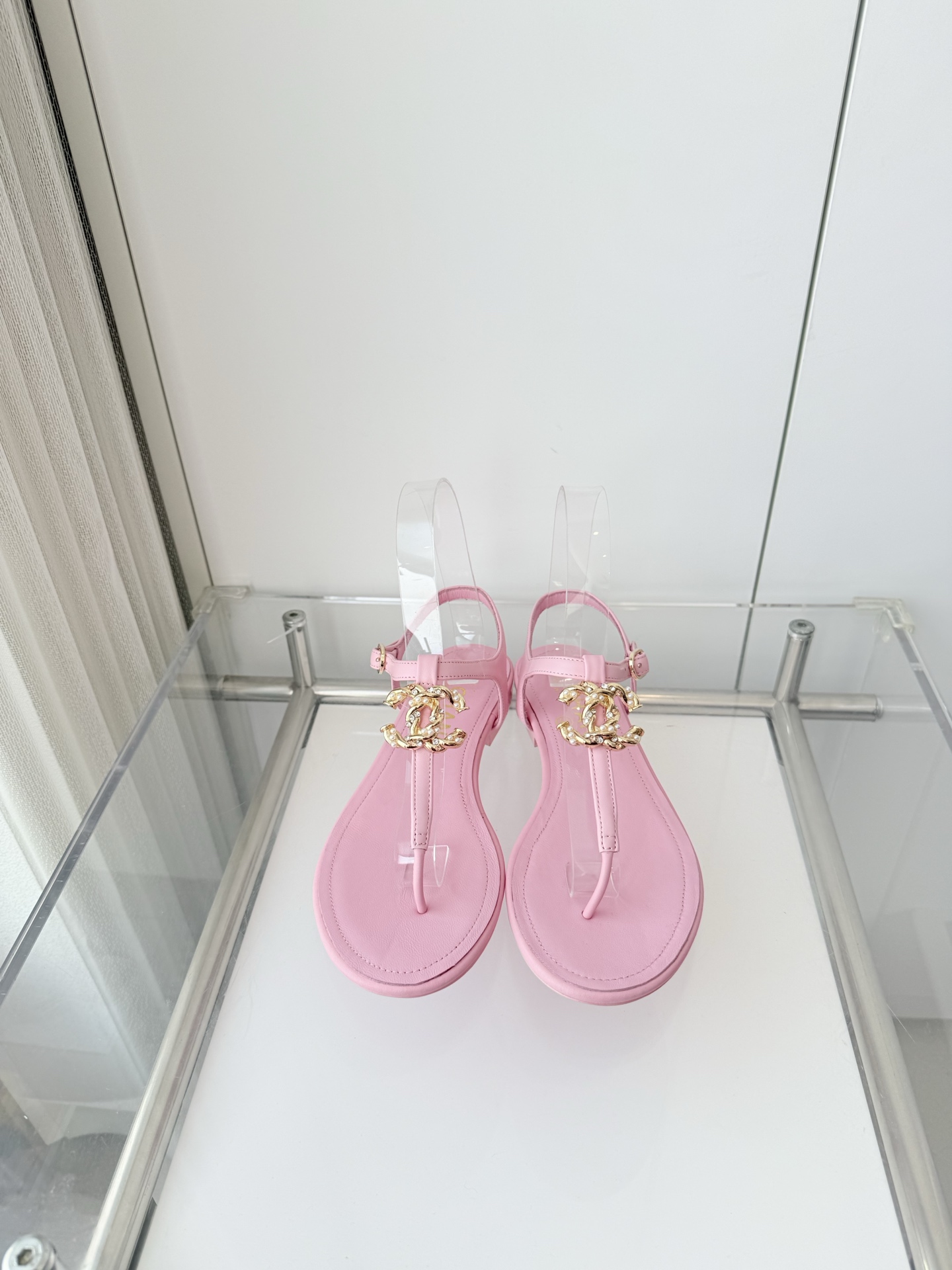 NO:788168,240 with airplane box plus 10 Xiaoxiang 2026 early spring new sandals ~~~The highest version on the market~~~11 copies of the same original version!  Non-market ordinary version. Made of sheepskin. Heel height 1cm. Outsole Italian leather. Size 35-39 (40 and 41 are custom-made and cannot be returned or exchanged). Split-toe shoes, sandals, sheepskin19860909240配飞机盒加10 小香2026早春新品凉鞋 ～～～市场最高版～～～同原版11复制！非市场普通版本. 面料羊皮 跟高1cm 大底意大利皮底 码数35-39（40、41定做不退换）,分趾鞋,sandals,sheepskin,Women's Shoes