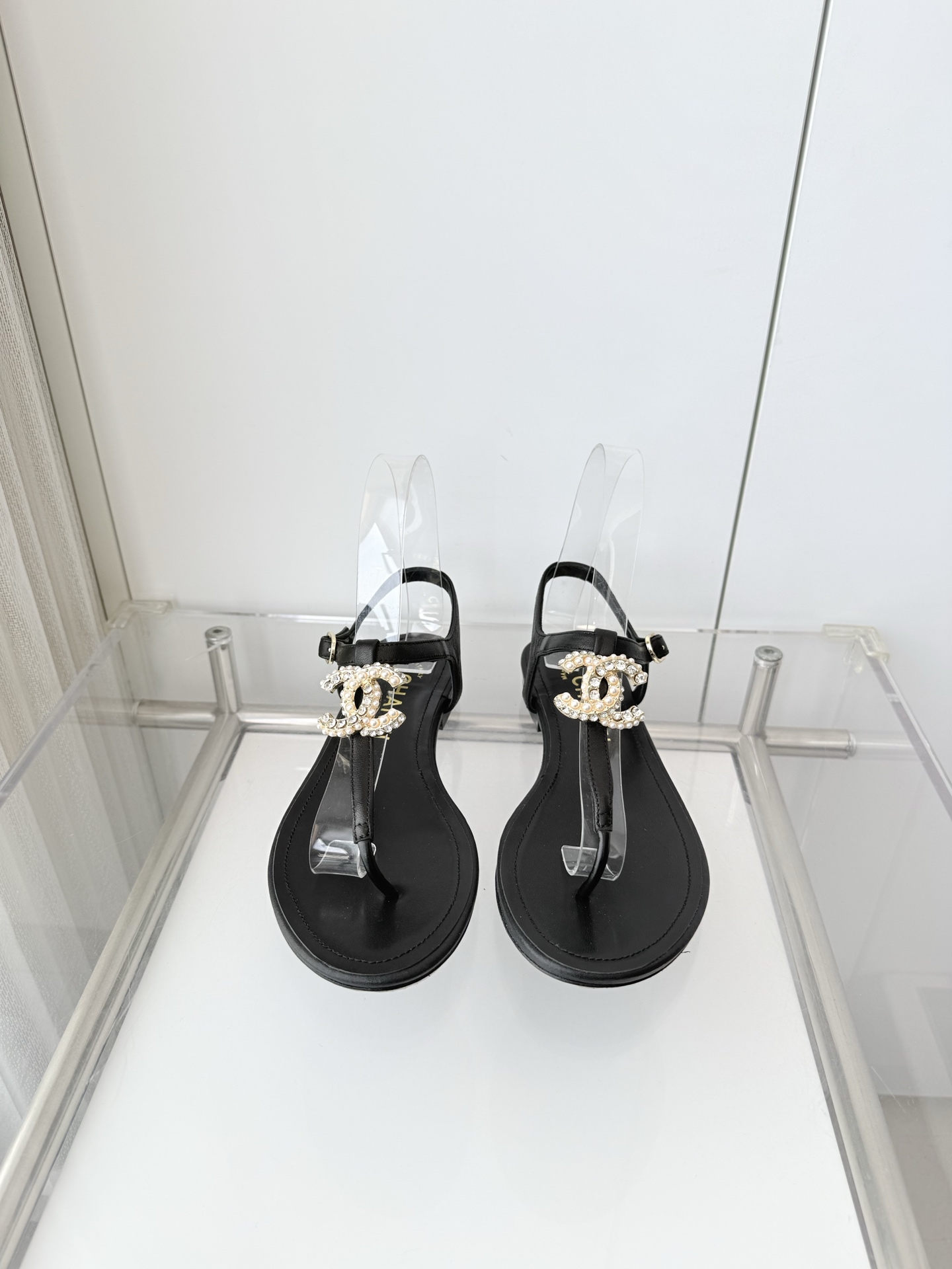 NO:788155,240 with airplane box 10 Xiaoxiang 2026 early spring new sandals ~~~The highest version on the market~~~ Same as the original 11 copies!  Non-market ordinary version. Made of sheepskin. Heel height 1cm. Outsole Italian leather. Size 35-39 (40 and 41 are custom-made and cannot be returned or exchanged). Split-toe shoes, sandals, sheepskin19860909240 配飞机盒10 小香2026早春新品凉鞋 ～～～市场最高版～～～同原版11复制！非市场普通版本. 面料羊皮 跟高1cm 大底意大利皮底 码数35-39（40、41定做不退换）,分趾鞋,sandals,sheepskin,Women's Shoes