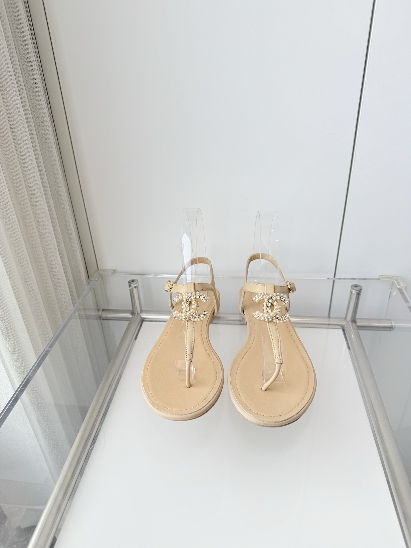 NO:788157,240 with airplane box plus 10 Xiaoxiang 2026 early spring new sandals ~~~The highest version on the market~~~11 copies of the same original version!  Non-market ordinary version. Made of sheepskin. Heel height 1cm. Outsole Italian leather. Size 35-39 (40 and 41 are custom-made and cannot be returned or exchanged). Split-toe shoes, sandals, sheepskin19860909240配飞机盒加10 小香2026早春新品凉鞋 ～～～市场最高版～～～同原版11复制！非市场普通版本. 面料羊皮 跟高1cm 大底意大利皮底 码数35-39（40、41定做不退换）,分趾鞋,sandals,sheepskin,Women's Shoes