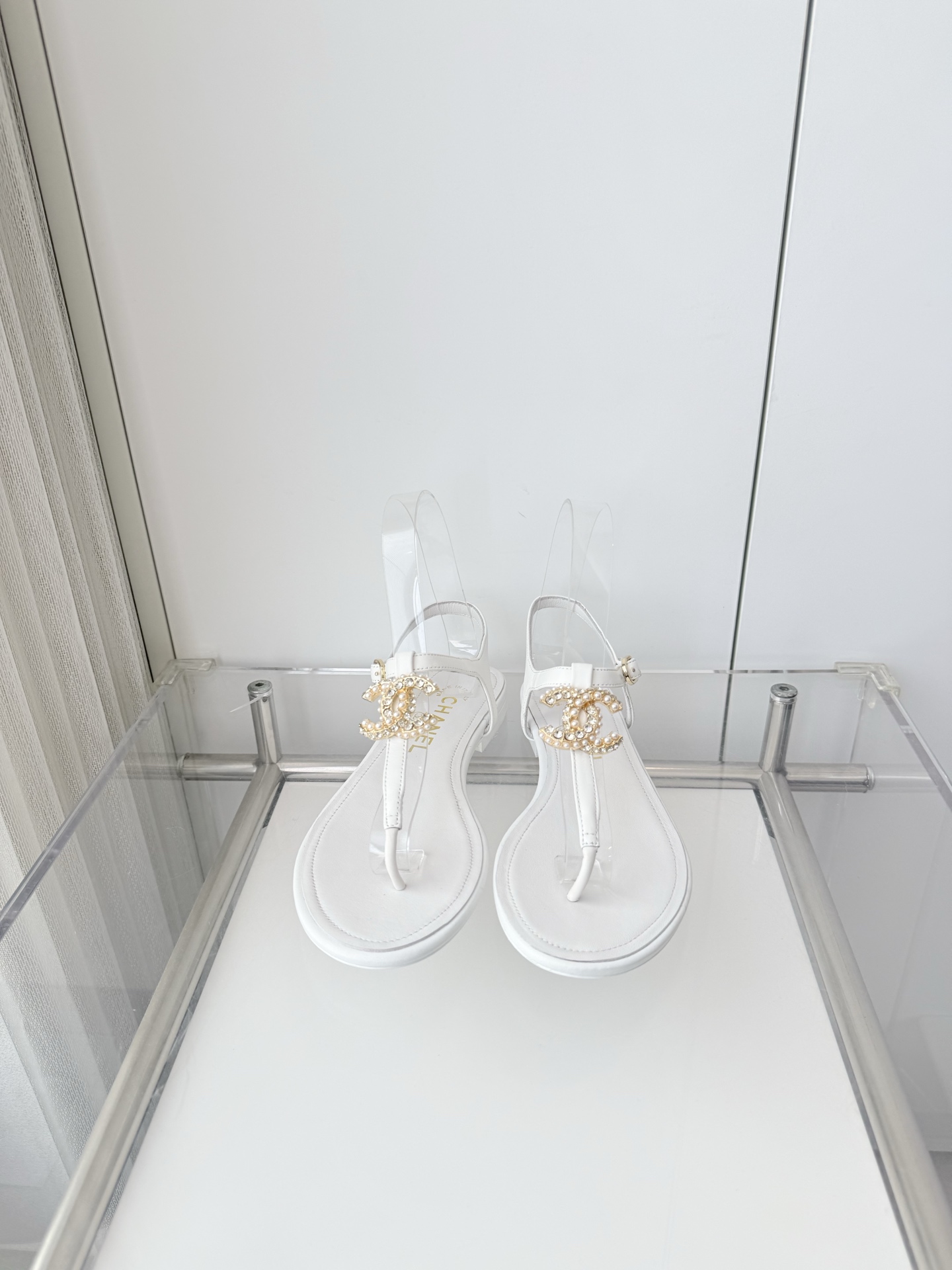 NO:788159,Comes with airplane box 10 Xiaoxiang 2026 early spring new sandals ~~~The highest version on the market~~~11 copies of the same original version!  Non-market ordinary version. Made of sheepskin. Heel height 1cm. Outsole Italian leather. Size 35-39 (40 and 41 are custom-made and cannot be returned or exchanged). Split-toe shoes, sandals, sheepskin19860909配飞机盒10 小香2026早春新品凉鞋 ～～～市场最高版～～～同原版11复制！非市场普通版本. 面料羊皮 跟高1cm 大底意大利皮底 码数35-39（40、41定做不退换）,分趾鞋,sandals,sheepskin,Women's Shoes