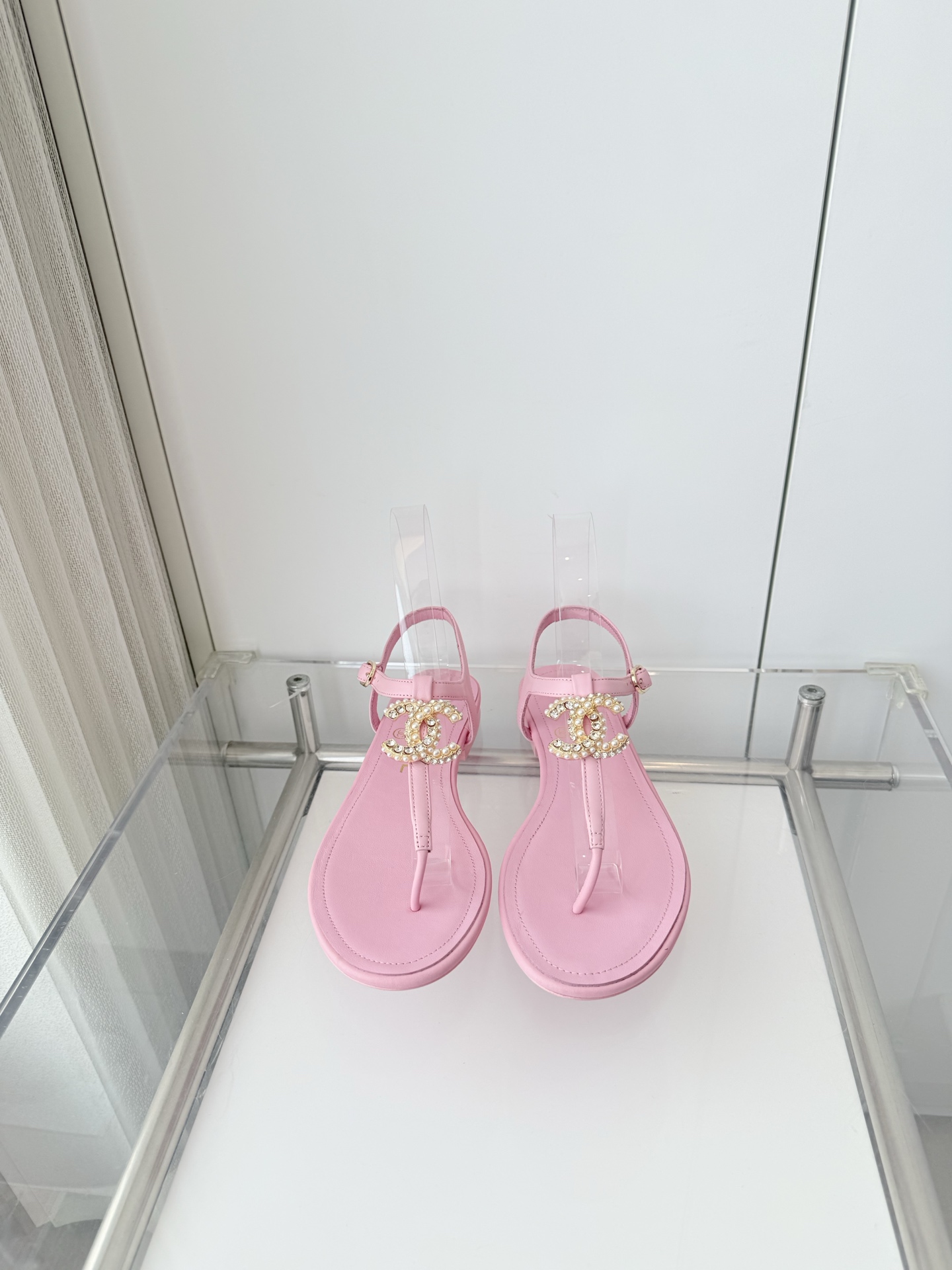 NO:788161,240 with airplane box 10 Xiaoxiang 2026 early spring new sandals ~~~The highest version on the market~~~ Same as the original 11 copies!  Non-market ordinary version. Made of sheepskin. Heel height 1cm. Outsole Italian leather. Size 35-39 (40 and 41 are custom-made and cannot be returned or exchanged). Split-toe shoes, sandals, sheepskin19860909240 配飞机盒10 小香2026早春新品凉鞋 ～～～市场最高版～～～同原版11复制！非市场普通版本. 面料羊皮 跟高1cm 大底意大利皮底 码数35-39（40、41定做不退换）,分趾鞋,sandals,sheepskin,Women's Shoes