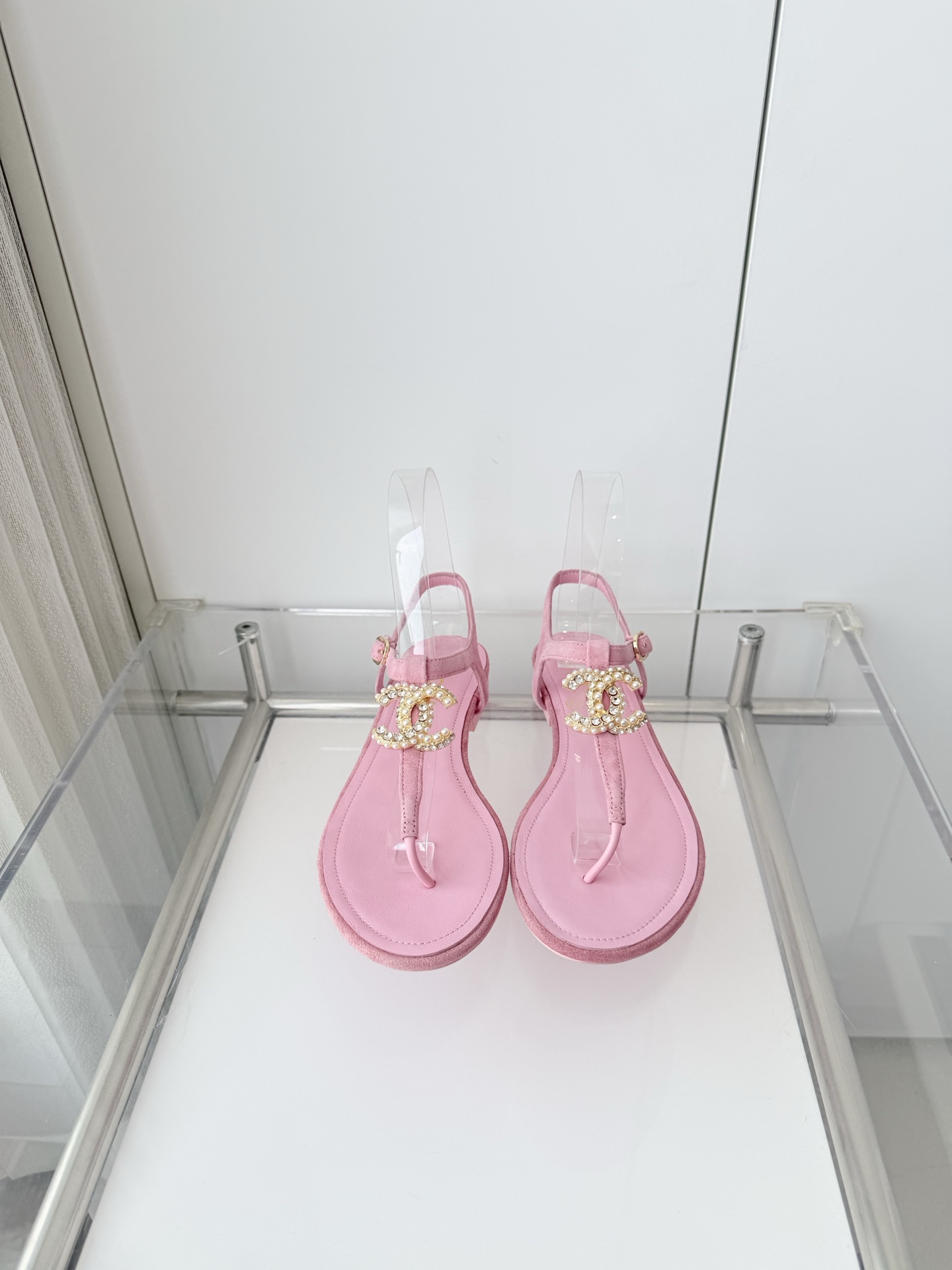 NO:788167,240 with airplane box 10 Xiaoxiang 2026 early spring new sandals ~~~The highest version on the market~~~ Same as the original 11 copies!  Non-market ordinary version. Fabric suede, heel height 1cm, outsole Italian leather sole, size 35-39 (40, 41 customized, non-refundable), split-toe shoes, sandals, chamois leather19860909240 配飞机盒10 小香2026早春新品凉鞋 ～～～市场最高版～～～同原版11复制！非市场普通版本. 面料麂皮 跟高1cm 大底意大利皮底 码数35-39（40、41定做不退换）,分趾鞋,sandals,chamois leather,Women's Shoes