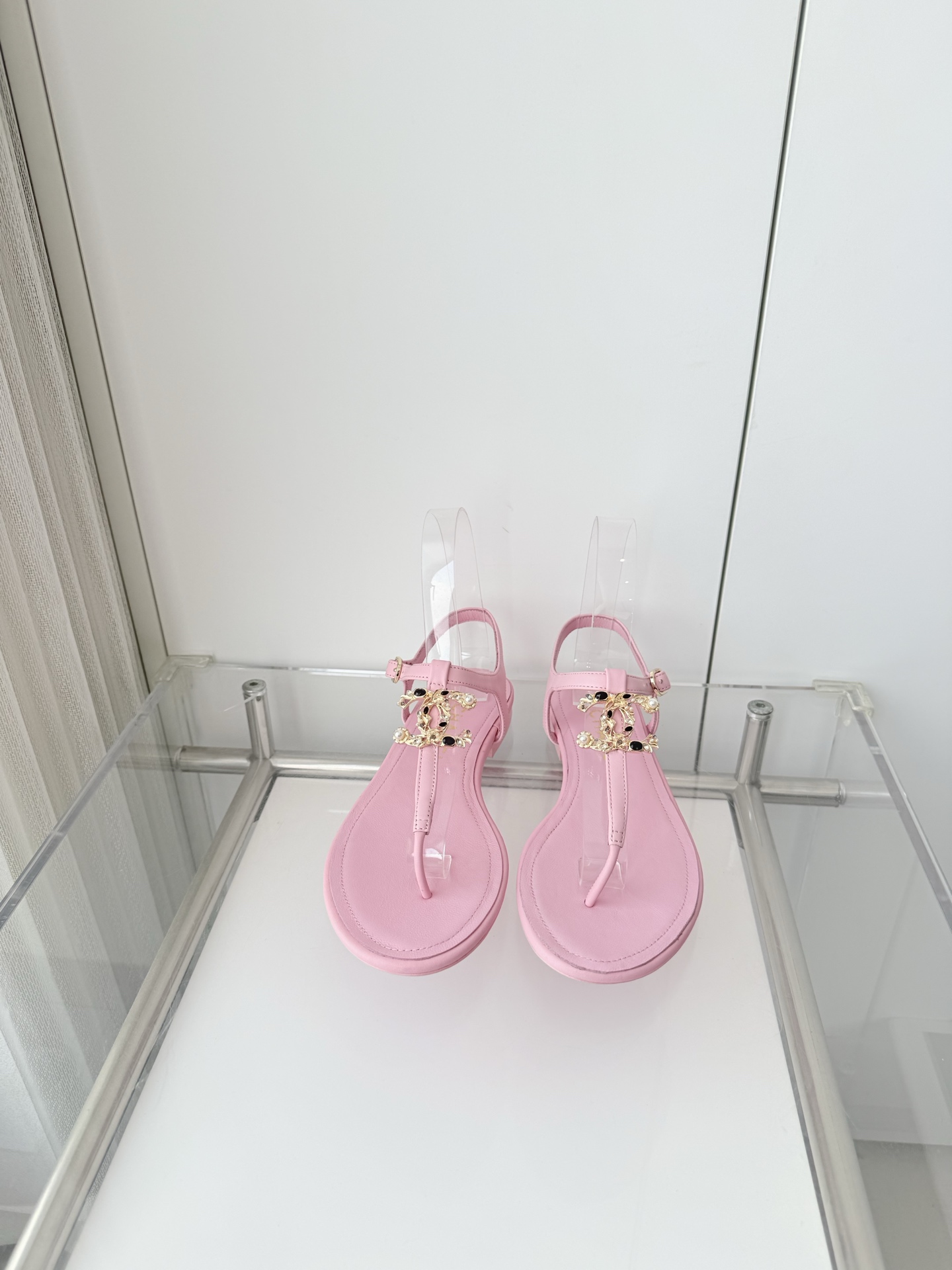 NO:788169,240 with airplane box 10 Xiaoxiang 2026 early spring new sandals ~~~The highest version on the market~~~ Same as the original 11 copies!  Non-market ordinary version. Made of sheepskin. Heel height 1cm. Outsole Italian leather. Size 35-39 (40 and 41 are custom-made and cannot be returned or exchanged). Split-toe shoes, sandals, sheepskin19860909240 配飞机盒10 小香2026早春新品凉鞋 ～～～市场最高版～～～同原版11复制！非市场普通版本. 面料羊皮 跟高1cm 大底意大利皮底 码数35-39（40、41定做不退换）,分趾鞋,sandals,sheepskin,Women's Shoes