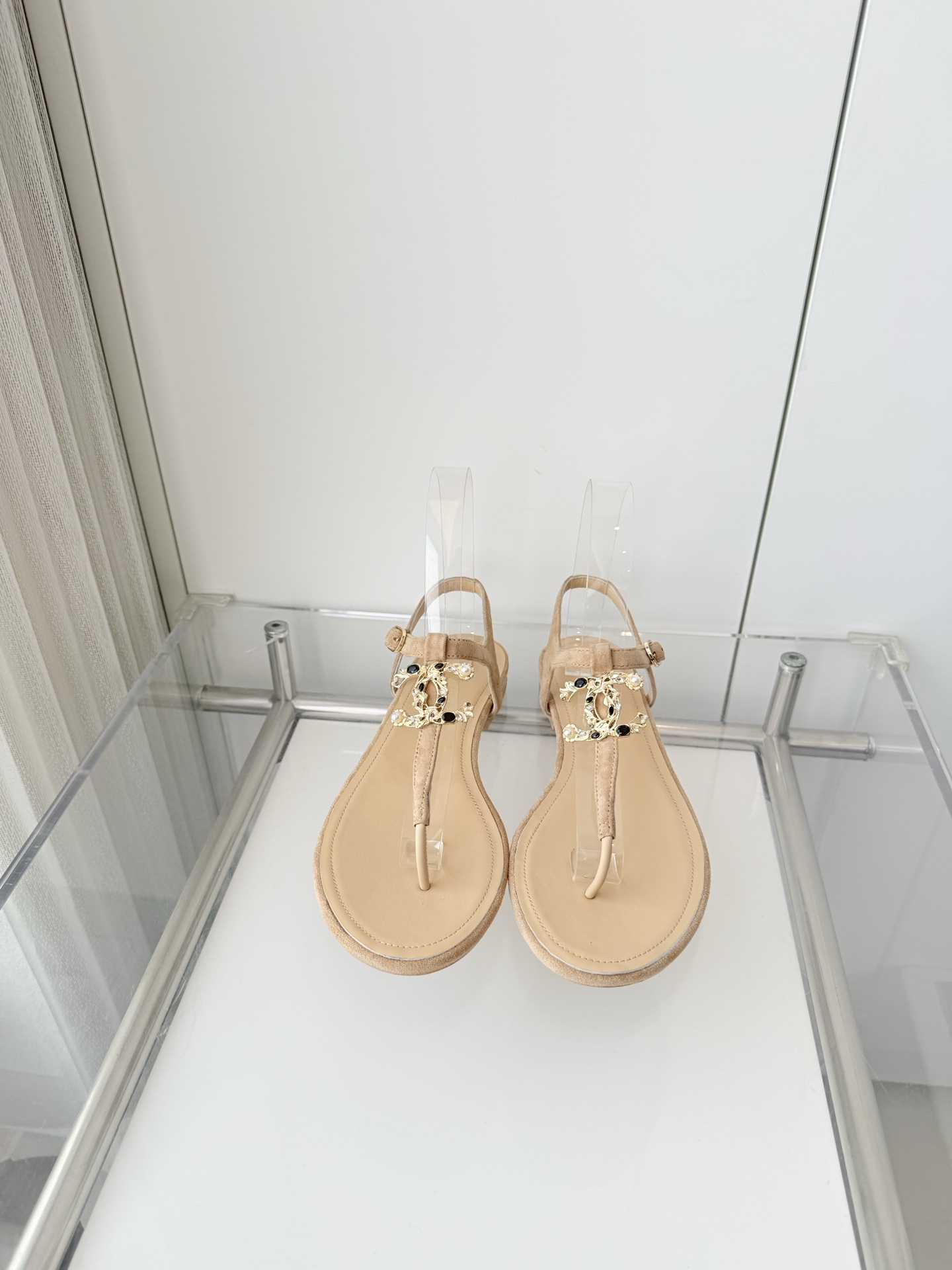 NO:788175,240 with airplane box plus 10 Xiaoxiang 2026 early spring new sandals ~~~The highest version on the market~~~11 copies of the original version!  Non-market ordinary version. Fabric suede, heel height 1cm, outsole Italian leather sole, size 35-39 (40, 41 customized, non-refundable), split-toe shoes, sandals, chamois leather19860909240配 飞机盒加10 小香2026早春新品凉鞋 ～～～市场最高版～～～同原版11复制！非市场普通版本. 面料麂皮 跟高1cm 大底意大利皮底 码数35-39（40、41 定做不退换）,分趾鞋,sandals,chamois leather,Women's Shoes