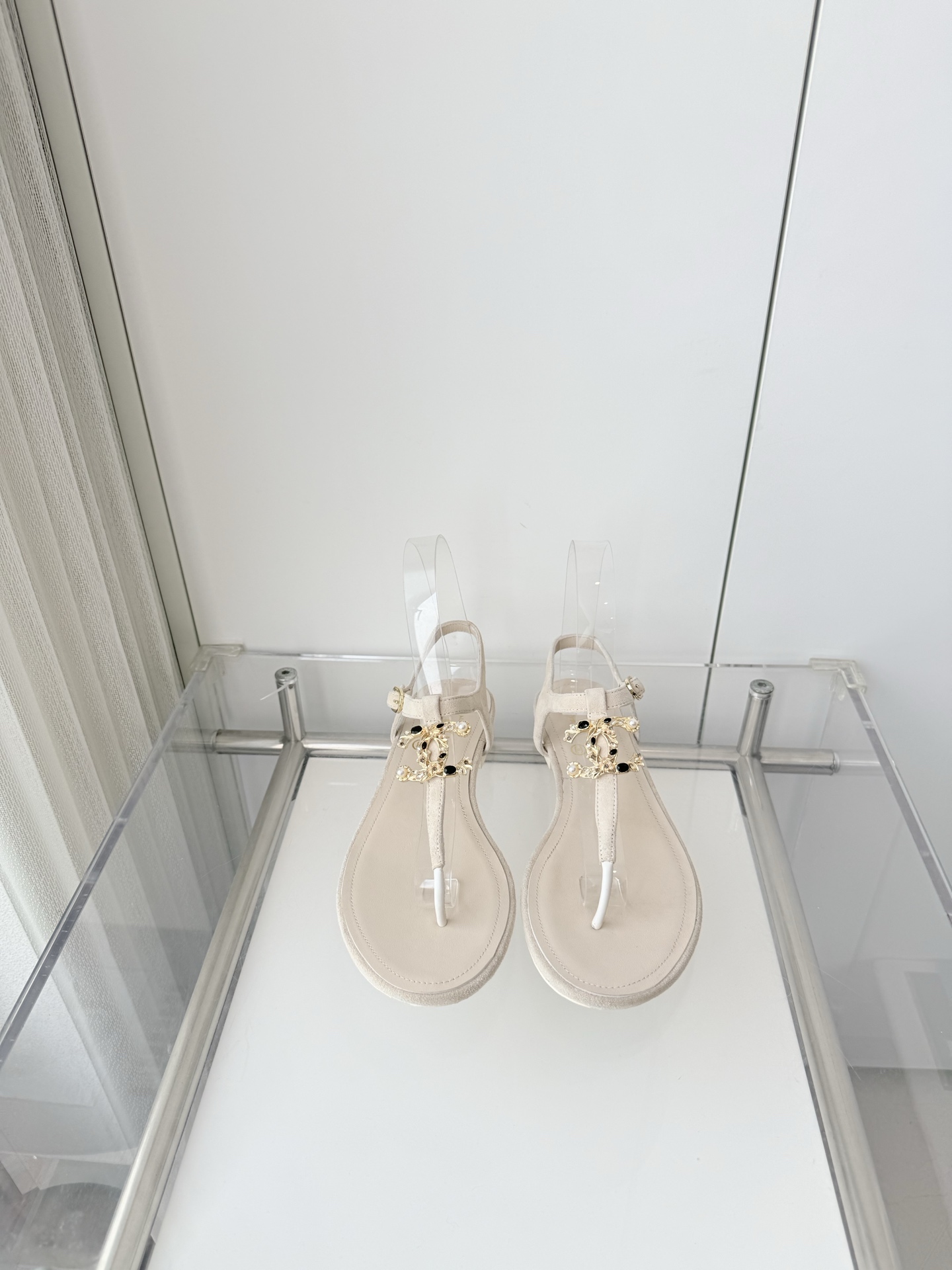 NO:788178,240 with airplane box 10 Xiaoxiang 2026 early spring new sandals ~~~The highest version on the market~~~ Same as the original 11 copies!  Non-market ordinary version. Made of sheepskin. Heel height 1cm. Outsole Italian leather. Size 35-39 (40 and 41 are custom-made and cannot be returned or exchanged). Split-toe shoes, sandals, sheepskin19860909240 配飞机盒10 小香2026早春新品凉鞋 ～～～市场最高版～～～同原版11复制！非市场普通版本. 面料羊皮 跟高1cm 大底意大利皮底 码数35-39（40、41定做不退换）,分趾鞋,sandals,sheepskin,Women's Shoes