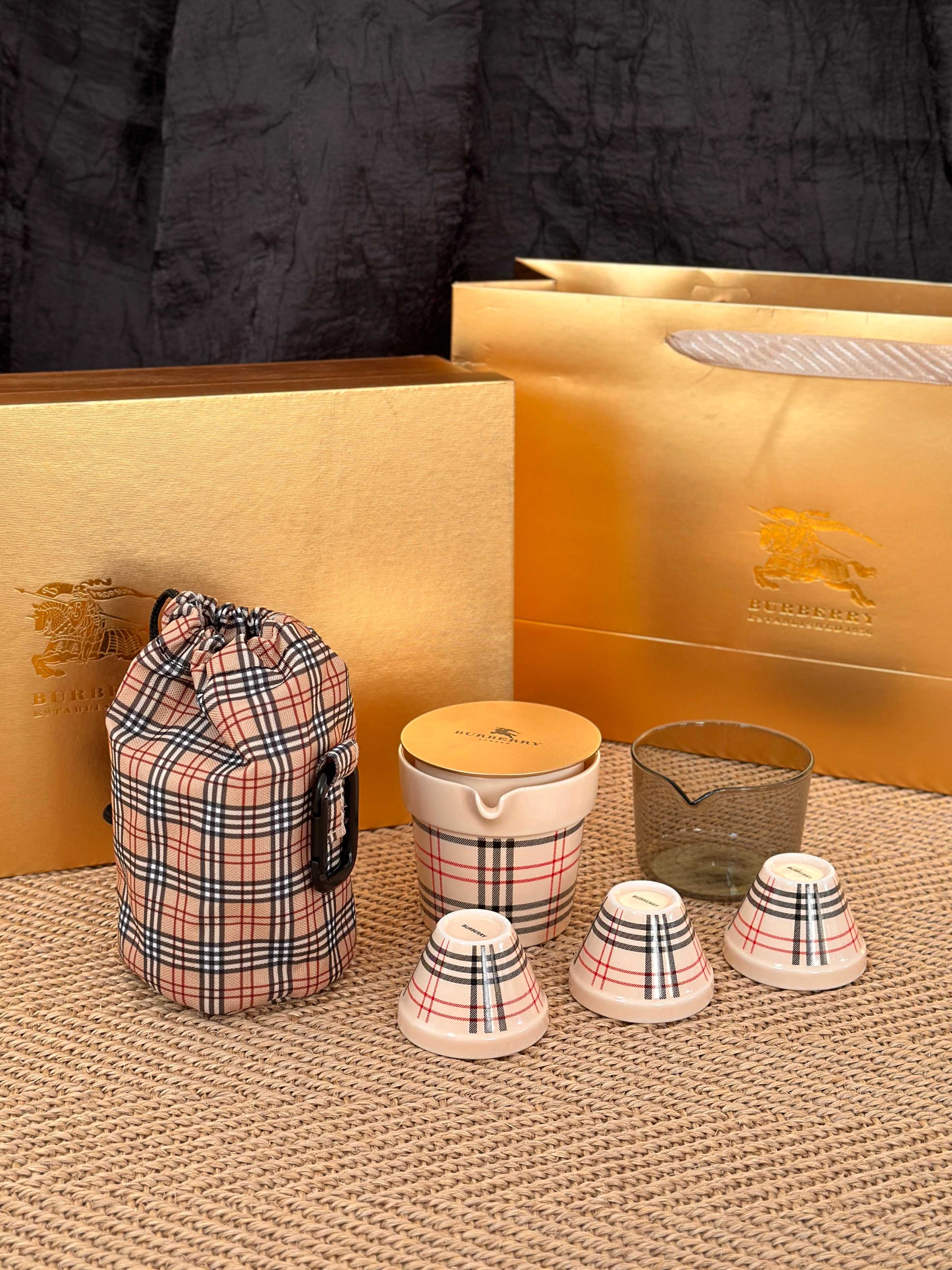 NO:810586,BURBERRY's new gift box is coming!  Be sure not to miss the ceramic tea set, which is calm and elegant, simple and elegant, and enhances the overall fashion and beauty. It is suitable for most teapots!  It is worth mentioning that everything is blown and fired by hand!  So it will definitely not be mass-produced, which can also be understood as buying one set and losing one set. Gift box packaging, explosion-proof treatment, high-end and simple packaging. It is a perfect gift for others to keep. Full of texture, tea set      cup, burberry19860909BURBERRY新品礼盒,强势来袭！ 一定不能错过陶瓷茶具,沉稳典雅,简洁大方提升整体时尚美观度适用大多数的茶壶！ 值得一提的是,所有都是纯手工吹制烧制的哦！ 所以绝对不会量产,也可以理解为 买一套少一套 礼箱包装,防爆处理,高级简约的包装 送人自留都是一绝,质感满满,茶具    杯子,bu,accessory
