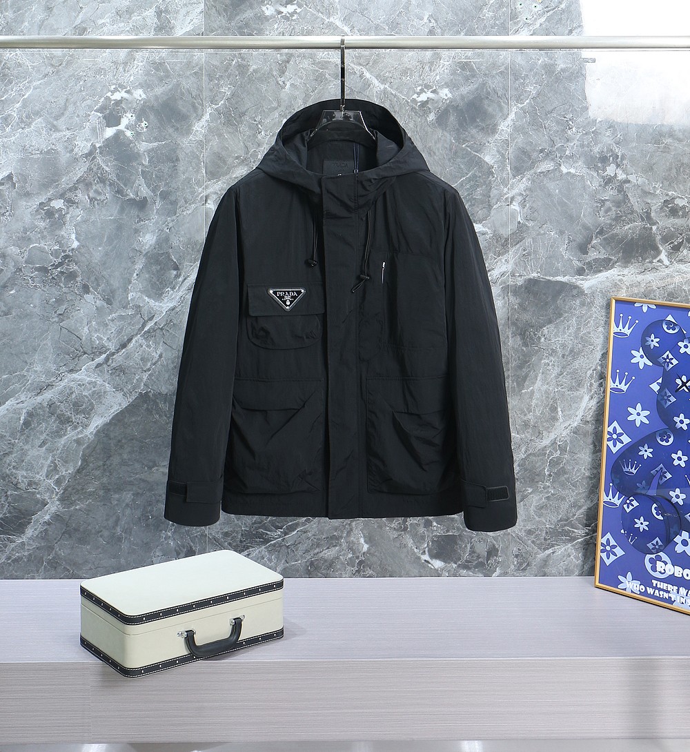 NO:123573,Prada 25Ss early spring style latest fashion designer jacket. Details everywhere show the design changes of high-end structural tailoring to show the diverse image changes of men, slim and neat, tailoring, meet the popular multi-layered outfits and versatile styles of life!  Color black Apricot color card color number 48-56, (model 173, 143 catties upper body 50 digits) Article number 8509,,prada,jackets & coats,jackets & coats,alexander wang19860909普拉达25Ss 早春款最新款时尚设计师款夹克外套.处处细节显工艺足够的高级结构性剪裁的设计改变来展现男士多样的形象变化,修身利落、剪裁合体,满足时下正流行的多层次穿搭,生活百搭款式！ 颜色黑色 杏色 卡色 码数48-56,（模特173,143斤上身50码） 货号8509,,prada,jackets & coats,jackets & coats,alexander wang,Men's clothing