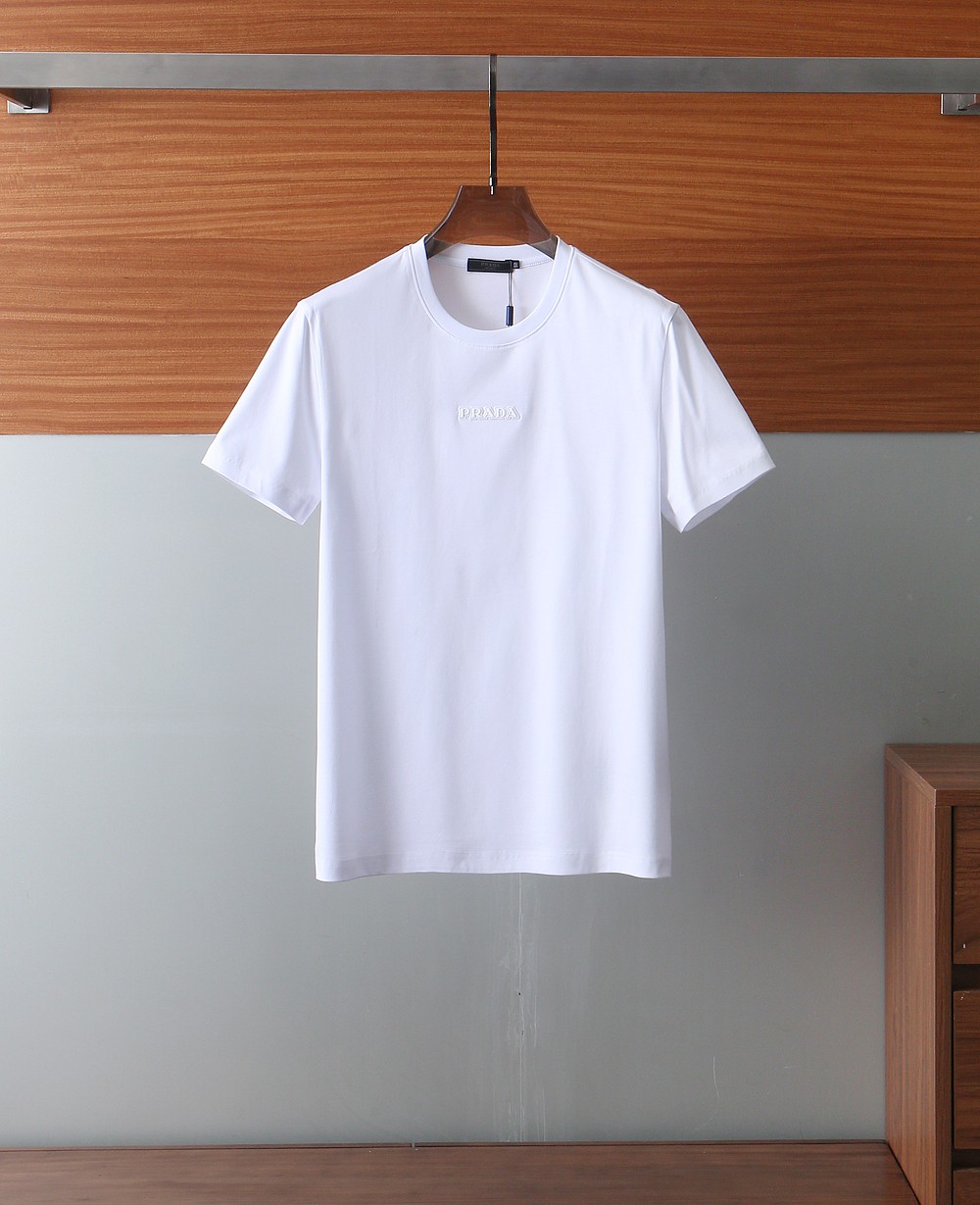 NO:155499,PRADA 160 double-sided liquid ammonia cotton. The fabric is soft, comfortable and breathable, and a classic and versatile model. Simple logo letter embroidery design. Combined style. The neckline is slightly fitting to the neck. The upper body is straight and more fashionable. The overall upper body feels not too tight or too loose. It is very friendly to the figure. It is easy to wear and versatile and classic and out of style!  The surface has a warm luster. The upper body makes the skin more comfortable to touch the fabric. The upper body is very high-end, skin-friendly and breathable, crisp and stylish. Orders of full-quality. Color Black White Size M-3XL /25805 Try on 172-145. Appropriate wear, prada, prada, alexander wang19860909PRADA普拉达160支双面液氨棉 .面料柔软舒适透气,经典百搭款 简约标志字母刺绣的设计 合体的版型 领口微微贴合颈部 上身挺拔而更具时尚感 整体上身感不会过紧或者过松 对身材很友好 好穿又百搭经典不过时！ 表面有着温润的光泽感 上身让皮肤接触面料更加舒适. 上身很高档 亲肤透气,挺括有型 全品相的订单 . 颜色 黑色 白色尺码M-3XL /25805 试穿172-145 穿L合适,,prada,prada,alexander wang,Men's clothing