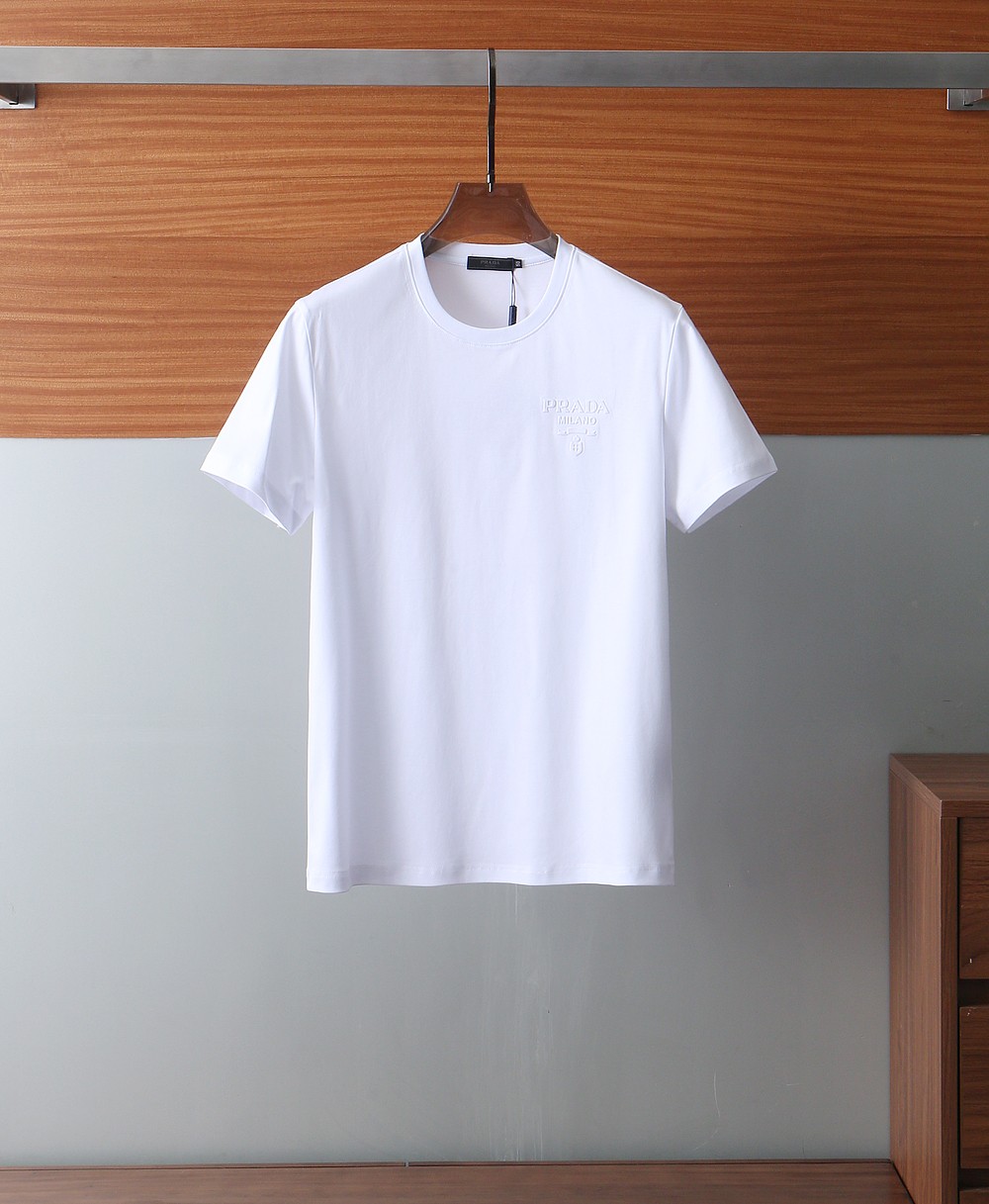 NO:155503,PRADA 160 double-sided liquid ammonia cotton. The fabric is soft, comfortable and breathable, and a classic and versatile model. Simple logo letter embroidery design. Combined style. The neckline is slightly fitting to the neck. The upper body is straight and more fashionable. The overall upper body feels not too tight or too loose. It is very friendly to the figure. It is easy to wear and versatile and classic and out of style!  The surface has a warm luster. The upper body makes the skin more comfortable to contact the fabric. The upper body is very high-end, skin-friendly and breathable, crisp and stylish. Orders of full-quality. Color Black White Size M-3XL /25801 Try on 172-145. Appropriate wear, prada, prada, alexander wang19860909PRADA普拉达160支双面液氨棉 .面料柔软舒适透气,经典百搭款 简约标志字母刺绣的设计 合体的版型 领口微微贴合颈部 上身挺拔而更具时尚感 整体上身感不会过紧或者过松 对身材很友好 好穿又百搭经典不过时！ 表面有着温润的光泽感 上身让皮肤接触面料更加舒适. 上身很高档 亲肤透气,挺括有型 全品相的订单 . 颜色 黑色 白色尺码M-3XL /25801 试穿172-145 穿L合适,,prada,prada,alexander wang,Men's clothing