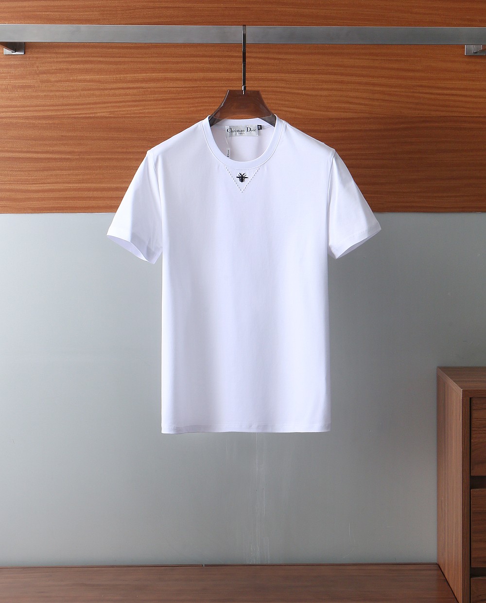 NO:155506,Dior Bee Embroidery 160 double-sided liquid ammonia cotton. The fabric is soft, comfortable and breathable, and a classic and versatile model. Simple logo letter embroidery design. Combined style. The neckline is slightly fitting to the neck. The upper body is straight and more fashionable. The overall upper body feels not too tight or too loose. It is very friendly to the figure. It is easy to wear and versatile and classic and out of date!  The surface has a warm luster. The upper body makes the skin more comfortable to touch the fabric. The upper body is very high-end, skin-friendly and breathable, crisp and stylish. Order of full-quality. Color Black White Size M-3XL /25802 Try on 172-145. Appropriate wear, dior, dior, alexander wang19860909Dior迪奥蜜蜂刺绣160支双面液氨棉 .面料柔软舒适透气,经典百搭款 简约标志字母刺绣的设计 合体的版型 领口微微贴合颈部 上身挺拔而更具时尚感 整体上身感不会过紧或者过松 对身材很友好 好穿又百搭经典不过时！ 表面有着温润的光泽感 上身让皮肤接触面料更加舒适. 上身很高档 亲肤透气,挺括有型 全品相的订单 . 颜色 黑色 白色尺码M-3XL /25802 试穿172-145 穿L合适,,dior,dior,alexander wang,Men's clothing