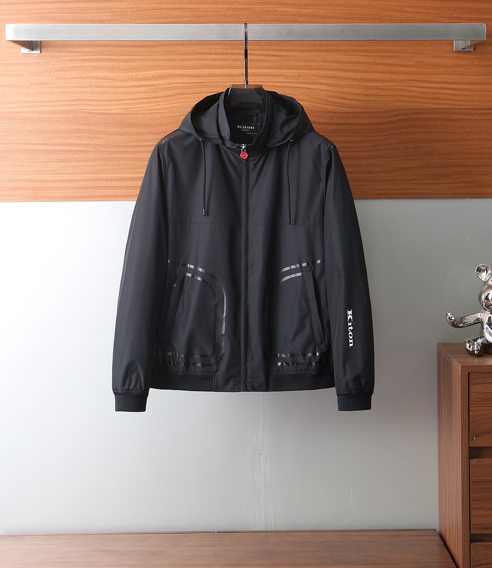 NO:123348,Kiton & Ken 2025SS new hooded jacket jacket. A slim and fashionable jacket, a must-have for men in spring. It uses customized windproof and rain jacket fabric, stands upright and stylish, anti-wrinkle and skin-friendly; lapel design, merged with business and casual; customer-supplied brand hardware accessories, full of high-end sense; the whole body is cut, the upper body is stylish and high-end, full of fashion sense, casual concave style; a jacket suitable for various occasions. [Color] Black White/H8812 [Size] 48-56,, jackets & coats, jackets & coats,hats,alexander wang19860909Kiton&肯2025SS新款连帽夹克外套.一款显瘦时尚的夹克外套 ,型男春季必备款.采用定制防风防雨夹克面料,立挺有型,抗皱亲肤；翻领设计,商务与休闲兼并；客供品牌五金辅料,高级感满满；整身立体裁剪,上身有型高级,时尚感满满,随意凹造型；一款适合多种场合穿搭的外套.【颜色】黑色 白色/H8812【码数】48-56,,jackets & coats,jackets & coats,hats,alexander wang,Men's clothing
