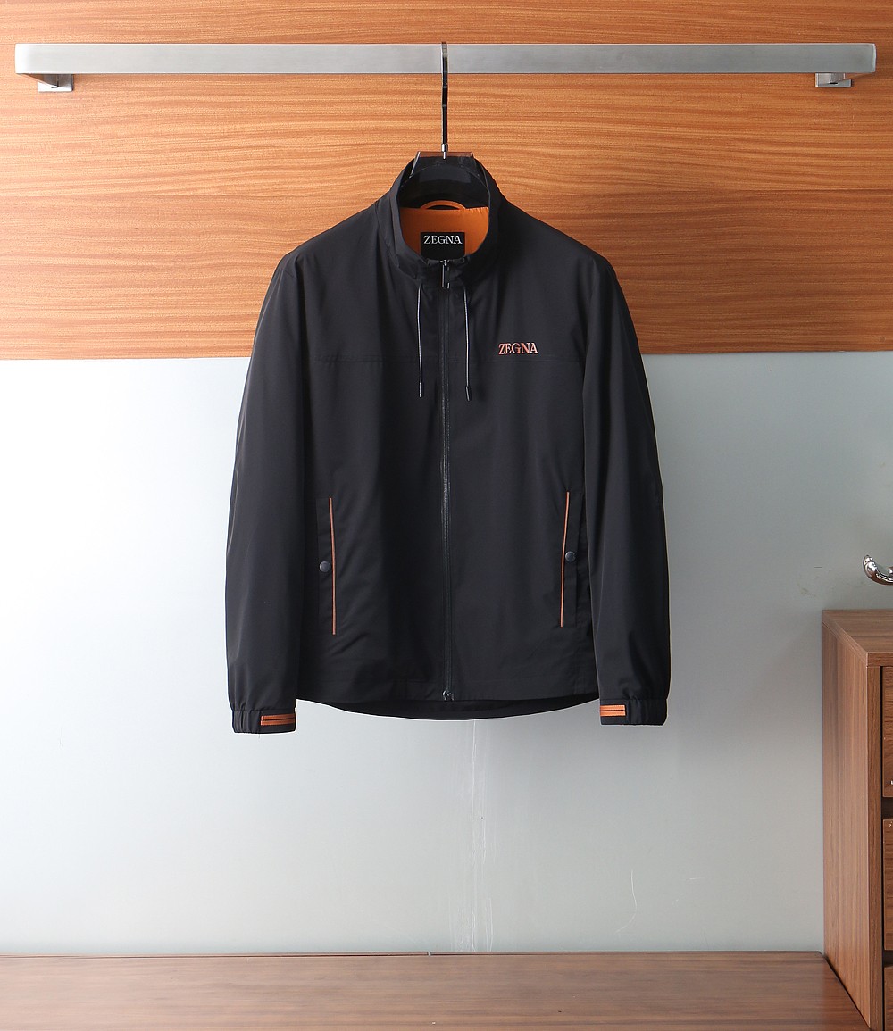 NO:161292,Jenia 2025FW men's stand-up collar jacket men's jacket, (can be stored) casual and daily wear items!  The upper body is decorated with body shape and customized fabrics perfectly combine fashion aesthetics and new urban business and leisure concepts. Different styles are available for you to choose classic styles, never out of time. A jacket unlocks all-changing styles. Simple but not simple, details show quality. I want to both temperature and demeanor. Break the convention and wear it out. Trends are fleeting, styles are always light and comfortable, and move freely. The aura is fully open. The essential robe in the workplace leads the trend and wears out your attitude. No fear of challenges. Youthful vitality, cost-effective choice. The whole body interprets the Italian-style ability and outdoor functional styles, both solemn and harmonious, creating a unique styling item. The overall outline tends to be simple, with a very personalized and elegant detail treatment, enriching the overall vision. The wardrobe is excellent for business and leisure, and is excellent at high attendance!  It is hard to find!  Count 48 50 52 54 56/828,,zegna,jackets & coats,jackets & coats,alexander wang19860909杰尼亚 2025FW男士立领夹克男装外套,（可以收纳）休闲日常穿搭单品！上身修饰身形、定制面料将时装美学和新都市商务休闲概念完美融合,不同风格任你选经典款,永不过时 一件外套,解锁百变风格 简约而不简单,细节彰显品质.温度与风度,我都要.打破常规,穿出自我.潮流易逝,风格永存 轻便舒适,活动自如.气场全开,职场必备战袍引领潮流,穿出你的态度 无惧挑战 青春活力,性价比之选 通体将意式的干练和户外功能性风格极致诠释,亦庄亦谐,塑造出别具一格的造型单品,整体轮廓趋于简约风格,颇为个性且雅痞的细节处理,丰富了整体视觉.衣橱商务休闲绝佳的高出勤率！可遇而不可求！ 码数48 50 52 54 56/828,,zegna,jackets & coats,jackets & coats,alexander wang,Men's clothing