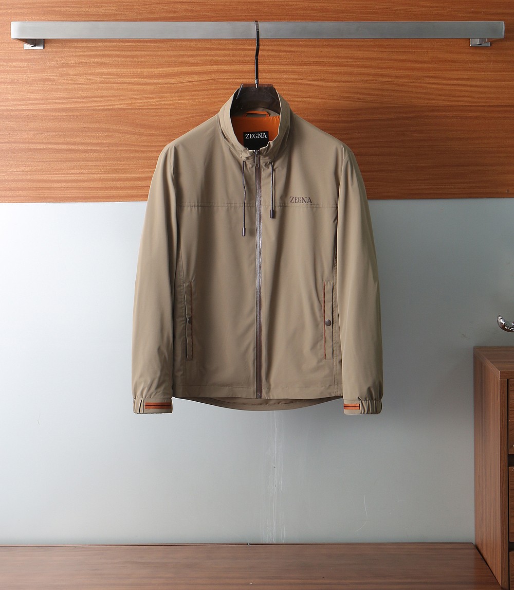 NO:140398,Jenia 2025FW men's stand-up collar jacket men's jacket, (can be stored) casual and daily wear items!  The upper body is decorated with body shape and customized fabrics perfectly combine fashion aesthetics and new urban business and leisure concepts. Different styles are available for you to choose classic styles, never out of time. A jacket unlocks all-changing styles. Simple but not simple, details show quality. I want to both temperature and demeanor. Break the convention and wear it out. Trends are fleeting, styles are always light and comfortable, and move freely. The aura is fully open. The essential robe in the workplace leads the trend and wears out your attitude. No fear of challenges. Youthful vitality, cost-effective choice. The whole body interprets the Italian-style ability and outdoor functional styles, both solemn and harmonious, creating a unique styling item. The overall outline tends to be simple, with a very personalized and elegant detail treatment, enriching the overall vision. The wardrobe is excellent for business and leisure, and is excellent at high attendance!  It is hard to find!  Count 48 50 52 54 56/828,,zegna,jackets & coats,jackets & coats,alexander wang19860909杰尼亚 2025FW男士立领夹克男装外套,（可以收纳）休闲日常穿搭单品！上身修饰身形、定制面料将时装美学和新都市商务休闲概念完美融合,不同风格任你选经典款,永不过时 一件外套,解锁百变风格 简约而不简单,细节彰显品质.温度与风度,我都要.打破常规,穿出自我.潮流易逝,风格永存 轻便舒适,活动自如.气场全开,职场必备战袍引领潮流,穿出你的态度 无惧挑战 青春活力,性价比之选 通体将意式的干练和户外功能性风格极致诠释,亦庄亦谐,塑造出别具一格的造型单品,整体轮廓趋于简约风格,颇为个性且雅痞的细节处理,丰富了整体视觉.衣橱商务休闲绝佳的高出勤率！可遇而不可求！ 码数48 50 52 54 56/828,,zegna,jackets & coats,jackets & coats,alexander wang,Men's clothing