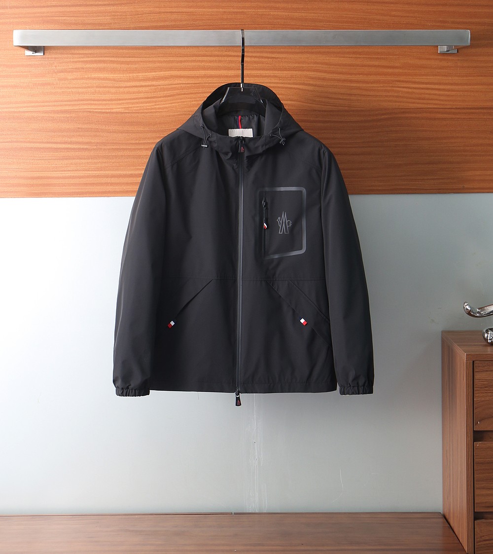 NO:161282,MQ&Mongko 2025SS new jacket jacket. Hooded design jacket is fashionable and stylish. It uses custom windproof and rainproof fabric, wrinkle-resistant and upright and comfortable upper body; the sleeves are decorated with brand logo patterns, which are highly recognizable; the chest pocket design increases fashion sense and personality; a jacket suitable for many occasions, not picking up age or occasions. [Color] Black Green/8815 [Size] 48-56,, jackets & coats, jackets & coats,hats,alexander wang19860909MQ&蒙寇2025SS新款夹克外套.连帽设计冲锋衣,时尚有型.采用定制防风防雨面料,抗皱立挺有型,上身舒适；袖子饰以品牌logo图案,辨识度极高；胸前口袋设计,增加时尚感和个性；一款适合多种场合穿搭的外套,不挑年纪,不挑场合.【颜色】黑色 绿色/8815【码数】48-56,,jackets & coats,jackets & coats,hats,alexander wang,Men's clothing