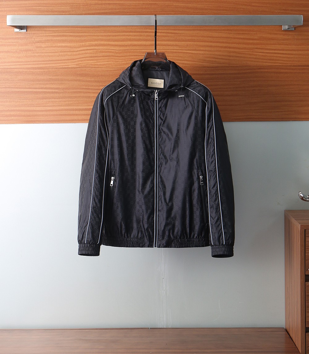 NO:161286,Gu&Kuqi 2025SS new hooded jacket jacket. It uses customized windproof and rainproof jacket fabric, breathable and stylish, soft and glutinous, skin-friendly and wrinkle-resistant. The whole piece of fabric is printed with three-dimensional brand patterns, fashionable and elegant; the chest is decorated with brand letter logo, which is extremely recognizable; the splicing design is full of fashion sense; a jacket suitable for various occasions, with a sense of fashion. [Color] Black Silver/8894 [Code] 48-56,, jackets & coats, jackets & coats,hats,alexander wang19860909Gu&酷齐2025SS新款连帽夹克外套.采用定制防风防雨夹克面料,透气有型,软糯亲肤抗皱,整片面料印上立体品牌图案,时尚大气上档次；胸前饰以品牌字母logo,辨识度极高；拼接设计,时尚感满满；一款适合多种场合穿搭的夹克外套,时尚感绝绝子.【颜色】黑色 银色/8894【码数】48-56,,jackets & coats,jackets & coats,hats,alexander wang,Men's clothing