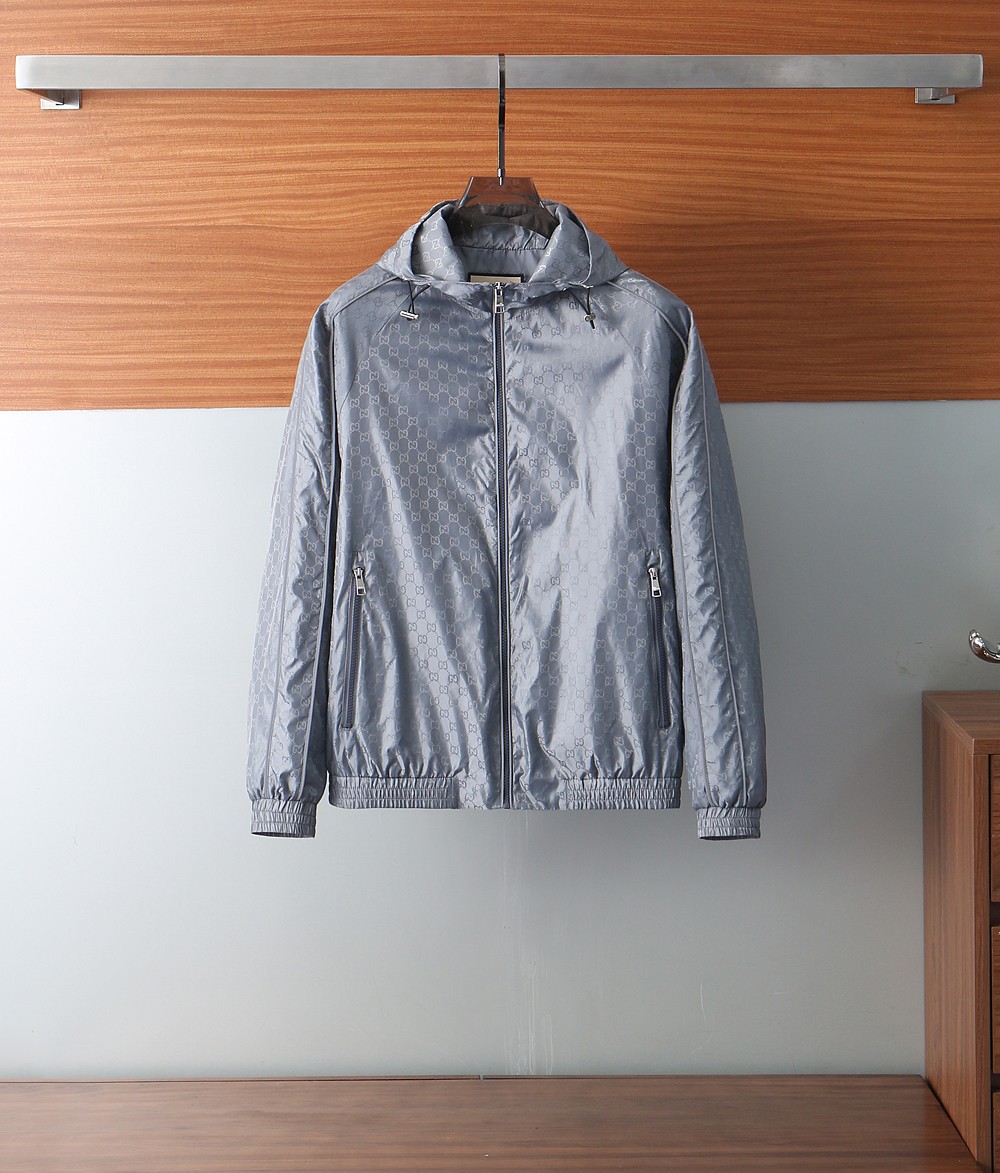 NO:140390,Gu&Kuqi 2025SS new hooded jacket jacket. It uses customized windproof and rainproof jacket fabric, breathable and stylish, soft and glutinous, skin-friendly and wrinkle-resistant. The whole piece of fabric is printed with three-dimensional brand patterns, fashionable and elegant; the chest is decorated with brand letter logo, which is extremely recognizable; the splicing design is full of fashion sense; a jacket suitable for various occasions, with a sense of fashion. [Color] Black Silver/8894 [Code] 48-56,, jackets & coats, jackets & coats,hats,alexander wang19860909Gu&酷齐2025SS新款连帽夹克外套.采用定制防风防雨夹克面料,透气有型,软糯亲肤抗皱,整片面料印上立体品牌图案,时尚大气上档次；胸前饰以品牌字母logo,辨识度极高；拼接设计,时尚感满满；一款适合多种场合穿搭的夹克外套,时尚感绝绝子.【颜色】黑色 银色/8894【码数】48-56,,jackets & coats,jackets & coats,hats,alexander wang,Men's clothing