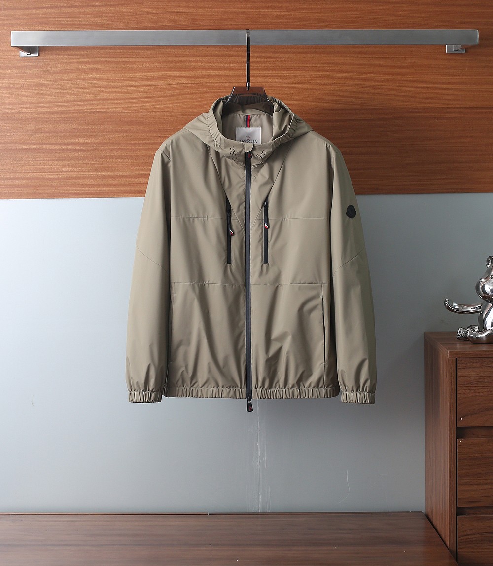 NO:140405,MQ&Mongko 2025SS new jacket jacket. Hooded design jacket is fashionable and stylish. It uses custom windproof and rainproof fabric, wrinkle-resistant and upright and comfortable upper body; the sleeves are decorated with brand logo patterns, which are highly recognizable; the chest is symmetrical double zipper design, which increases fashion sense and personality; a jacket suitable for many occasions, not picking age or occasions. [Color] Black Green/8813 [Code number] 48-56,, jackets & coats, jackets & coats,hats,alexander wang19860909MQ&蒙寇2025SS新款夹克外套.连帽设计冲锋衣,时尚有型.采用定制防风防雨面料,抗皱立挺有型,上身舒适；袖子饰以品牌logo图案,辨识度极高；胸前对称双拉链设计,增加时尚感和个性；一款适合多种场合穿搭的外套,不挑年纪,不挑场合.【颜色】黑色 绿色/8813【码数】48-56,,jackets & coats,jackets & coats,hats,alexander wang,Men's clothing