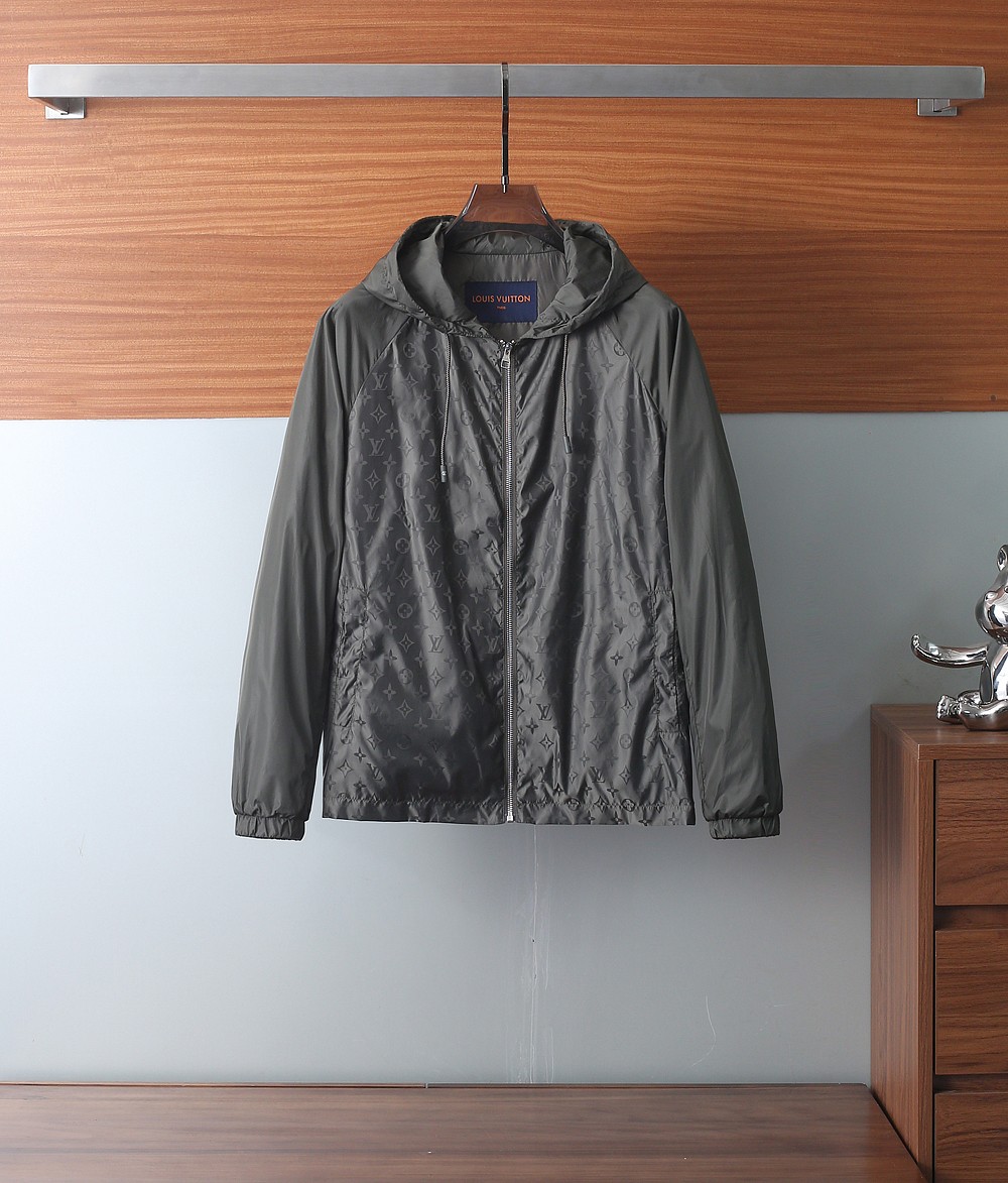 NO:161295,L's new jacket jacket. Hooded design, fashionable and handsome, age-reducing; using customized windproof and rainproof jacket fabric, anti-wrinkle, upright and stylish, soft and skin-friendly, comfortable on the upper body; the regular brand pattern splicing design, luxurious and personalized; extremely recognizable; the lining uses high-count mesh to make the whole dress look more three-dimensional. A jacket that does not pick on age and figure, versatile and practical. [Color] Black Gray Green/8878 [Code] 48-56,,louis vuitton, jackets & coats, jackets & coats,hats,alexander wang19860909L家2025SS新款夹克外套.连帽设计,时尚帅气减龄；采用定制防风防雨夹克面料,抗皱立挺有型,软糯亲肤,上身舒适；正身品牌图案拼接设计,奢华有个性；辨识度极高；内衬采用高支数网纱,使整件衣服看上去更加的立体.一款不挑年纪和身材的外套,百搭实用.【颜色】黑色 灰色 绿色/8878【码数】48-56,,louis vuitton,jackets & coats,jackets & coats,hats,alexander wang,Men's clothing