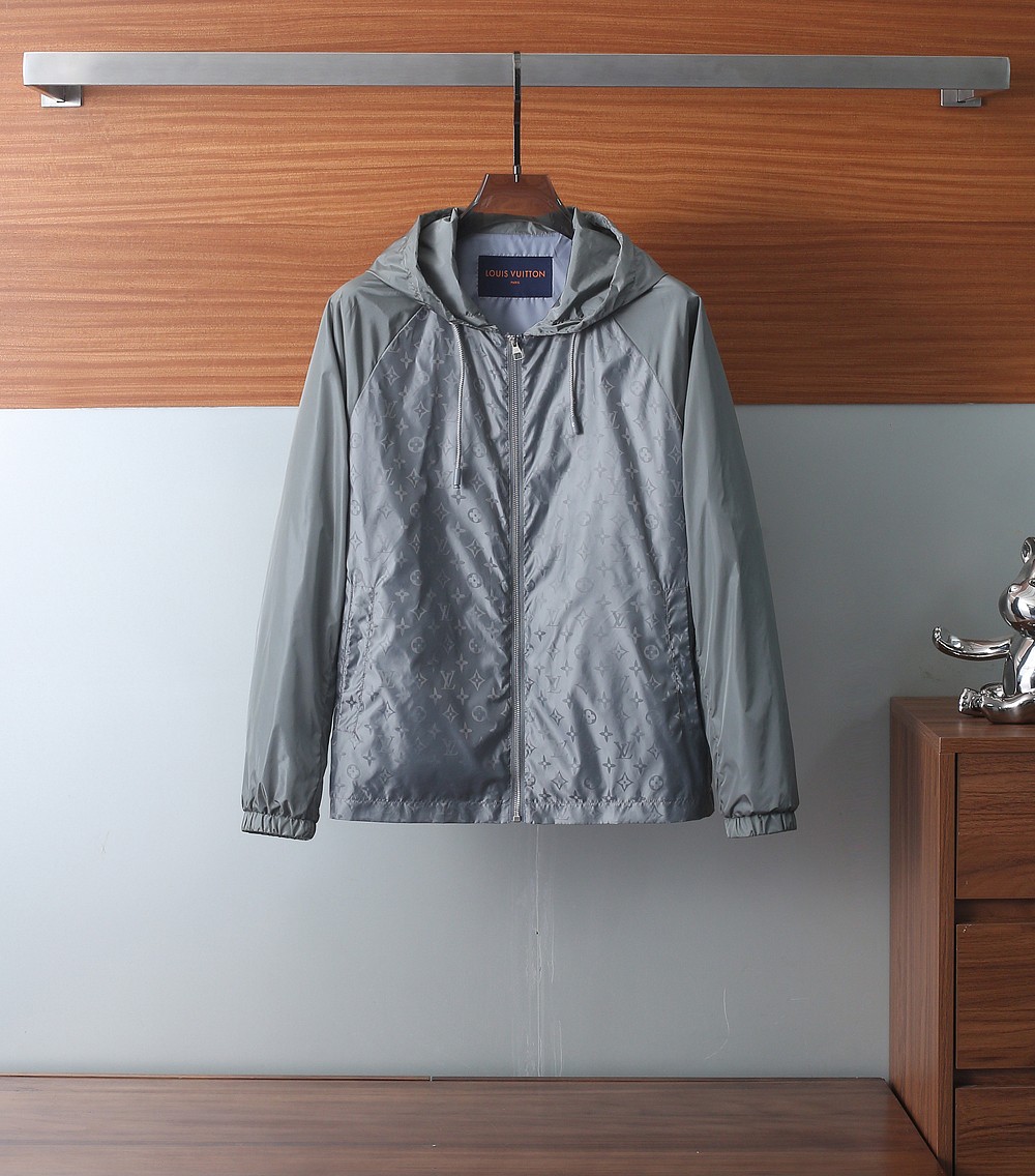 NO:140401,L's new jacket jacket. Hooded design, fashionable and handsome, age-reducing; using customized windproof and rainproof jacket fabric, anti-wrinkle, upright and stylish, soft and skin-friendly, comfortable on the upper body; the regular brand pattern splicing design, luxurious and personalized; extremely recognizable; the lining uses high-count mesh to make the whole dress look more three-dimensional. A jacket that does not pick on age and figure, versatile and practical. [Color] Black Gray Green/8878 [Code] 48-56,,louis vuitton, jackets & coats, jackets & coats,hats,alexander wang19860909L家2025SS新款夹克外套.连帽设计,时尚帅气减龄；采用定制防风防雨夹克面料,抗皱立挺有型,软糯亲肤,上身舒适；正身品牌图案拼接设计,奢华有个性；辨识度极高；内衬采用高支数网纱,使整件衣服看上去更加的立体.一款不挑年纪和身材的外套,百搭实用.【颜色】黑色 灰色 绿色/8878【码数】48-56,,louis vuitton,jackets & coats,jackets & coats,hats,alexander wang,Men's clothing