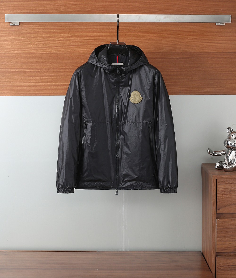 NO:161294,2025FW men's hooded jacket men's jacket, casual and daily wear items!  The upper body shape and jacquard fabric perfectly combine fashion aesthetics with the concept of new urban business and leisure. The whole body interprets the Italian-style ability and outdoor functional style, both solemn and harmonious, creating a unique styling item. The overall outline tends to be simple, with a rather unique and elegant detail treatment, enriching the overall vision. The wardrobe has excellent high attendance rate for business and leisure!  It is hard to find!  48-56 (Please report height and weight by placing an order)/903,,Moncler,jackets & coats,jackets & coats,hats,alexander wang19860909蒙口 2025FW男士连帽夹克男装外套,休闲日常穿搭单品！上身修饰身形、提花面料将时装美学和新都市商务休闲概念完美融合,通体将意式的干练和户外功能性风格极致诠释,亦庄亦谐,塑造出别具一格的造型单品,整体轮廓趋于简约风格,颇为个性且雅痞的细节处理,丰富了整体视觉.衣橱商务休闲绝佳的高出勤率！可遇而不可求！48-56（下单请报身高体重）/903,,Moncler,jackets & coats,jackets & coats,hats,alexander wang,Men's clothing