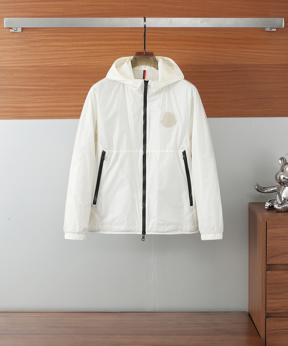 NO:140403,2025FW men's hooded jacket men's jacket, casual and daily wear items!  The upper body shape and jacquard fabric perfectly combine fashion aesthetics with the concept of new urban business and leisure. The whole body interprets the Italian-style ability and outdoor functional style, both solemn and harmonious, creating a unique styling item. The overall outline tends to be simple, with a rather unique and elegant detail treatment, enriching the overall vision. The wardrobe has excellent high attendance rate for business and leisure!  It is hard to find!  48-56 (Please report height and weight by placing an order)/903,,Moncler,jackets & coats,jackets & coats,hats,alexander wang19860909蒙口 2025FW男士连帽夹克男装外套,休闲日常穿搭单品！上身修饰身形、提花面料将时装美学和新都市商务休闲概念完美融合,通体将意式的干练和户外功能性风格极致诠释,亦庄亦谐,塑造出别具一格的造型单品,整体轮廓趋于简约风格,颇为个性且雅痞的细节处理,丰富了整体视觉.衣橱商务休闲绝佳的高出勤率！可遇而不可求！48-56（下单请报身高体重）/903,,Moncler,jackets & coats,jackets & coats,hats,alexander wang,Men's clothing