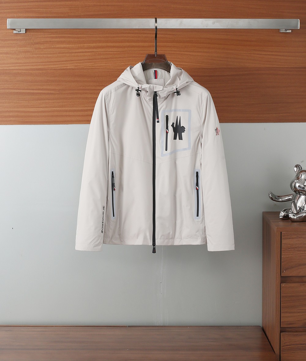NO:140399,2025FW men's hooded jacket men's jacket, casual and daily wear items!  The upper body shape and jacquard fabric perfectly combine fashion aesthetics with the concept of new urban business and leisure. The whole body interprets the Italian-style ability and outdoor functional style, both solemn and harmonious, creating a unique styling item. The overall outline tends to be simple, with a rather unique and elegant detail treatment, enriching the overall vision. The wardrobe has excellent high attendance rate for business and leisure!  It is hard to find!  48-56 (Please report height and weight by placing an order)/911, Moncler, jackets & coats, jackets & coats, hats, alexander wang19860909蒙口 2025FW男士连帽夹克男装外套,休闲日常穿搭单品！上身修饰身形、提花面料将时装美学和新都市商务休闲概念完美融合,通体将意式的干练和户外功能性风格极致诠释,亦庄亦谐,塑造出别具一格的造型单品,整体轮廓趋于简约风格,颇为个性且雅痞的细节处理,丰富了整体视觉.衣橱商务休闲绝佳的高出勤率！可遇而不可求！48-56（下单请报身高体重）/911,,Moncler,jackets & coats,jackets & coats,hats,alexander wang,Men's clothing