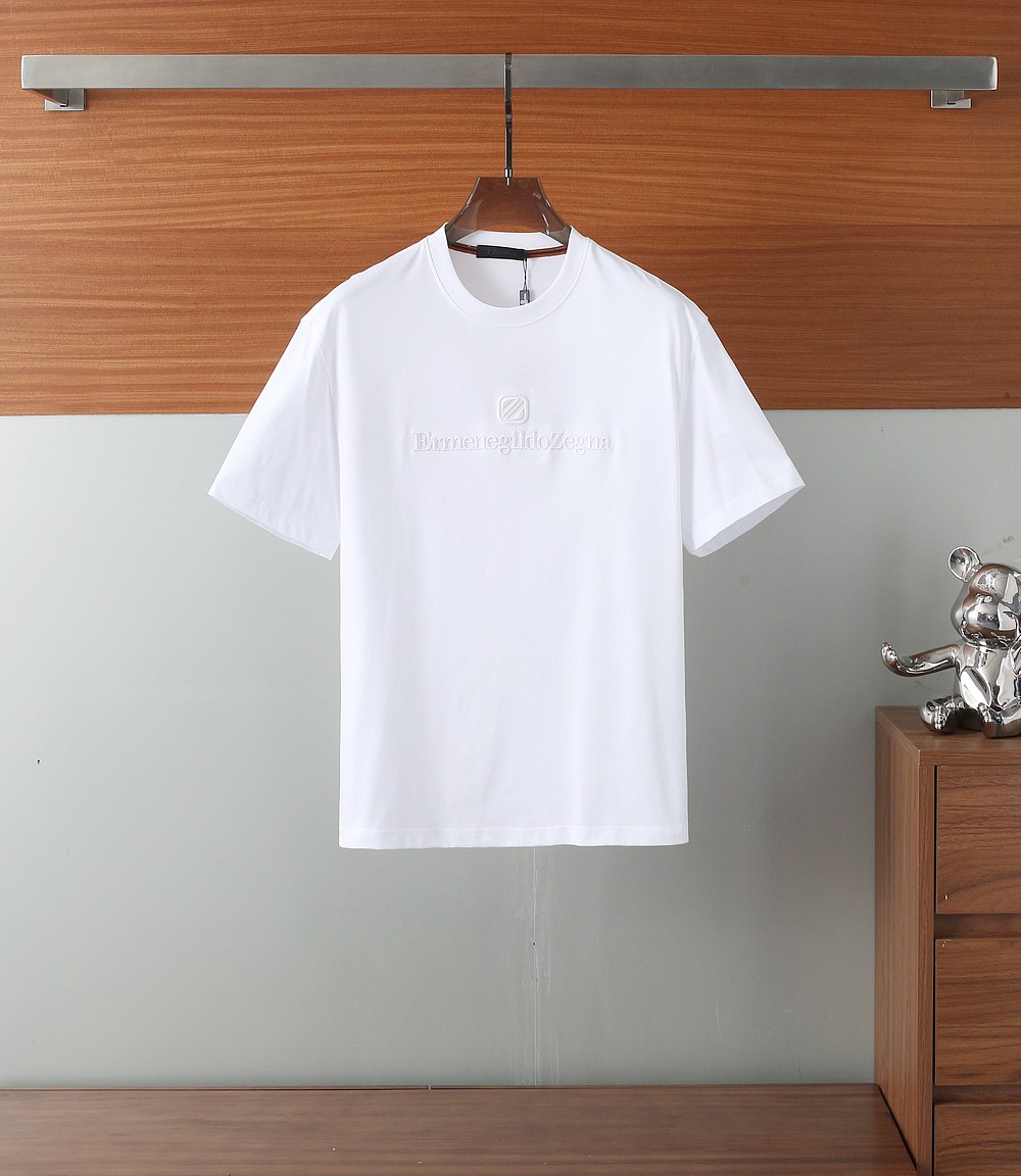 NO:155535,Jenia's high-end quality short-sleeved fabric is soft, comfortable and breathable, classic and versatile. Simple logo embroidered classic letter design. Combined style. The neckline is slightly fitting the neck. The upper body is straight and more fashionable. The overall upper body feels not too tight or too loose. It is very friendly to the figure. It is easy to wear and versatile and classic and out of date!  The surface has a warm luster. The upper body makes the skin more comfortable to touch the fabric. The upper body is very high-end, skin-friendly and breathable, crisp and stylish. Orders for full-quality. Color Black White Size M-3XL /25910 Try on 172-145. Appropriate wear, zegna, T-shirt, alexander wang19860909杰尼亚高端品质短袖,面料柔软舒适透气,经典百搭款 简约标志刺绣经典字母设计 合体的版型 领口微微贴合颈部 上身挺拔而更具时尚感 整体上身感不会过紧或者过松 对身材很友好 好穿又百搭经典不过时！ 表面有着温润的光泽感 上身让皮肤接触面料更加舒适. 上身很高档 亲肤透气,挺括有型 全品相的订单 . 颜色 黑色 白色尺码M-3XL /25910 试穿172-145 穿L合适,,zegna,T-shirt,alexander wang,Men's clothing