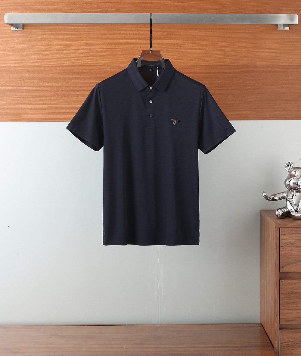 NO:155512,(New product) Prada PRADA mulberry silk polo lapel short-sleeved T-shirt spring and summer new style continues the classic business casual lapel POLO shirt. Classic design This year's changes are embellished with striped webbing, making the overall feel more detailed. The combination style, the fabric is comfortable, skin-friendly, and breathable. It is a style that is very practical for commuting and leisure. Full-quality order. I like his design. I highly recommend it ~ The workmanship at the front is meticulous and exquisite. Each button has been hand-selected, blooming with a colorful and luxurious luster. The super-grade buttons are all customized with molds. The quality is unquestionable. The craftsmanship is exquisite and delicate, the thread is tight, the line is uniform, and the line is low-key and luxurious. The style is simple and elegant. It can be perfectly controlled at any age, with a small slit three-dimensional tailoring, perfectly interpreting a good figure!  A model that can be used for business and leisure, male gods can close their eyes!  The logo embroidery on the chest is a soul-like embellishment, which boasts the brand identity characteristics!  The color matching is light and versatile, and each color can interpret a unique styling effect. It can be compatible with all kinds of professional items in spring and summer, and can be worn alone. It is a universal and versatile POLO shirt with extremely high practicality!  Everyone must be the best!  M-XXXL M size bust 102 Shoulder width 45 Sleeve length 22 Sleeve length 70 L size bust 106 Shoulder width 46 Sleeve length 23 Sleeve length 71 XL size bust 110 Shoulder width 47 Sleeve length 24 Sleeve length 72 2XL size bust 114 Shoulder width 48 Sleeve length 25 Sleeve length 73 3XL size bust 118 Shoulder width 49 Sleeve length 26 Sleeve length 74 Size recommended M sizes within 130 catties, L size 130-145 catties, XL size 145-160 catties, XL size 160-catties, 2XL size 160-catties, 3XL size 3556,,prada,prada,T-shirt,tees,t-shirt,alexander wang19860909(新品)普拉达PRADA桑蚕丝polo翻领短袖T恤春夏新款延续经典 商务休闲翻领POLO恤.经典的设计 今年的变化采用条纹织带点缀,让整体更具细节感 合体的版型,面料舒适,亲肤肤,透气好,平时通勤休闲都很实穿的一款 全品相订单 喜欢他家的设计,强烈推荐 ~ 前襟处的做工细致考究,每一粒纽扣均经过手工挑选,绽放着炫彩而奢华的光泽,超有档次纽扣全部开模订制,品质毋置庸疑的美丽,工艺精致细腻,走线紧密,线距均匀,低调而华贵 版型款式简约大方,任何年龄均可完美驾驭、小开叉立体剪裁,完美演绎好身材！商务、休闲皆可的一款,男神们闭眼入！ 胸前品牌LOGO 标识刺绣属于灵魂式的点缀,标榜了品牌身份特质！ 配色轻熟百搭,每色都可诠释出别具一格的造型效果,春夏季可兼容各类专业单品亦可单穿非常出色,属于万能百搭的一款POLO衫,实穿性极高！人手必入臻品！M-XXXL M码 胸围102 肩宽45 袖长22 衣长70 L码胸围106 肩宽46 袖长23 衣长71 XL码 胸围110 肩宽47 袖长24 衣长72 2XL码 胸围114 肩宽48 袖长25 衣长73 3XL码 胸围118 肩宽49 袖长26 衣长74 尺码推荐 130斤以内穿M码,130-145斤穿L码,145-160斤穿XL码,160-斤穿2XL码,-190斤穿3XL码 3556,,prada,prada,T-shirt,tees，t-shirt,alexander wang,Men's clothing
