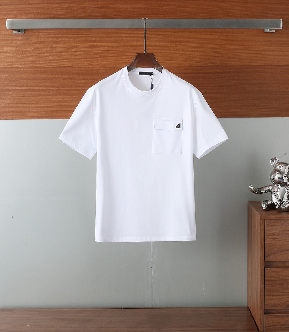 NO:155524,PRADA. The fabric is soft, comfortable and breathable, classic and versatile. The simple logo letter triangle logo design. The combination style. The neckline is slightly fitting the neck. The upper body is straight and more fashionable. The overall upper body feels not too tight or too loose. It is very friendly to the figure. It is easy to wear and versatile and classic and out of style!  The surface has a warm luster. The upper body makes the skin more comfortable to touch the fabric. The upper body is very high-end, skin-friendly and breathable, crisp and stylish. Orders of full-quality. Color Black White Size M-3XL /25905 Try on 172-145. Appropriate wear, prada, prada, alexander wang19860909PRADA普拉达 .面料柔软舒适透气,经典百搭款 简约标志字母三角标的设计 合体的版型 领口微微贴合颈部 上身挺拔而更具时尚感 整体上身感不会过紧或者过松 对身材很友好 好穿又百搭经典不过时！ 表面有着温润的光泽感 上身让皮肤接触面料更加舒适. 上身很高档 亲肤透气,挺括有型 全品相的订单 . 颜色 黑色 白色尺码M-3XL /25905 试穿172-145 穿L合适,,prada,prada,alexander wang,Men's clothing