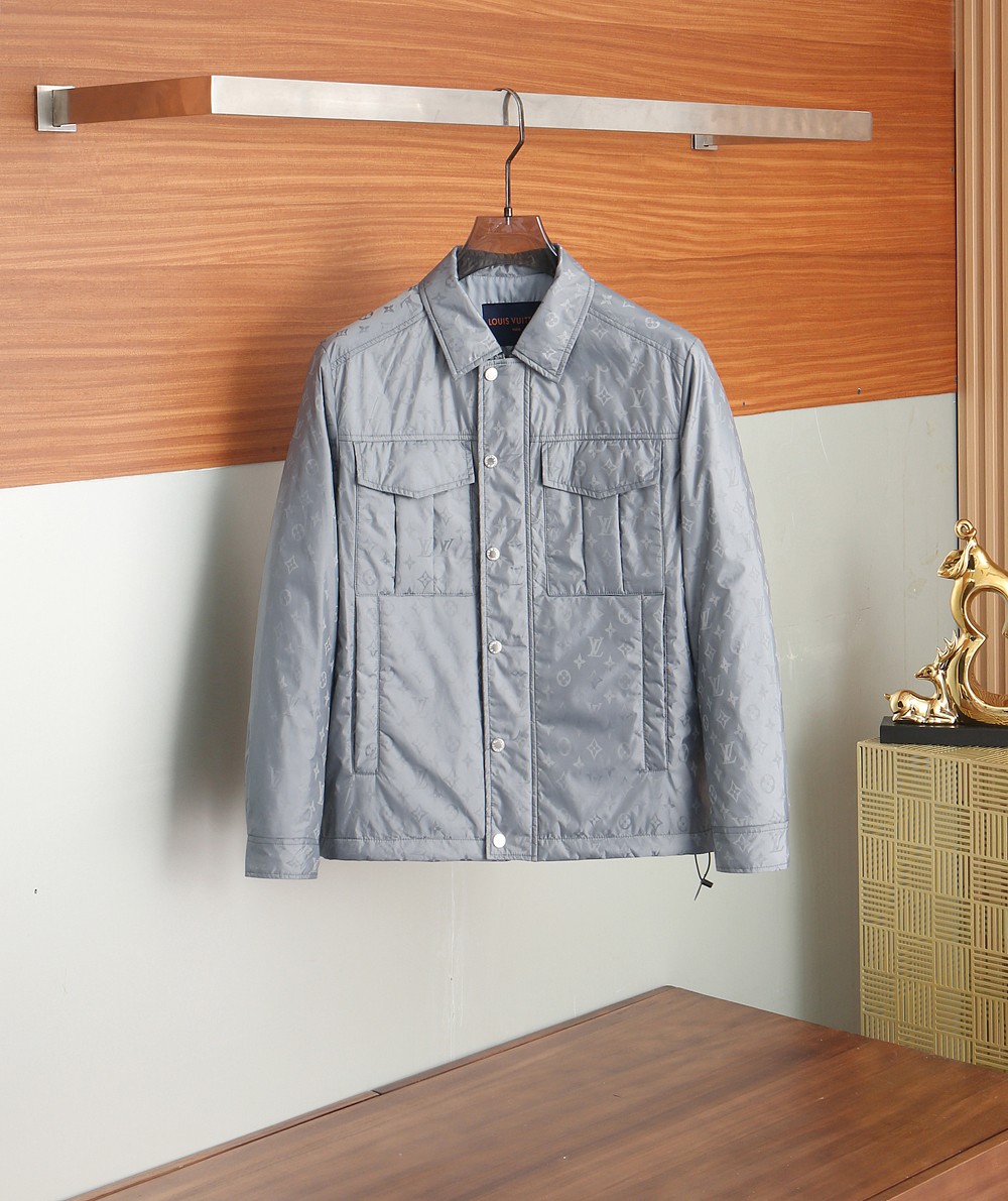 NO:521927,LV jacquard early autumn new cotton high-density nylon lapel jacket, classic printed logo stylish zipper jacket for men!  Trading companies have sparse channels and are on sale on the leading official website!  The new P-home jacket is launched. It has won the love and pursuit of consumers with its excellent quality and unique design!  This jacket is a high-end clothing based on customized high-density nylon material for customers. Its texture is silky and crisp, presenting a natural luster, making people know its extraordinary quality at the touch!  The brand's classic logo is printed on the chest, with a clear and high-end texture, like a silent statement, perfectly showing the wearer's identity and status. Every detail is full of the brand's unique charm and the ultimate pursuit of quality!  The classic lapel jacket style has exquisite cut and smooth lines, giving people a simple but not simple feeling!  The three-dimensional patch pocket design not only adds a sense of design, but also makes the overall shape very stylish and full of temperament on the upper body!  Custom-made hardware zipper buttons, all accessories are very exquisite, both visually and touch-sensitive, and can give people a high-quality enjoyment!  Color: Black Gray Number of codes: M-3XL/8607, louis vuitton, jackets & coats, jackets & coats, alexander wang19860909LV提花早秋新款加棉高密度尼龙翻领夹克,男士经典印花标识时尚拉链夹克外套！贸易公司渠道稀出,领先官网发售！P家新款夹克上线,它以其优秀的品质和独特的设计,赢得了广大消费者的喜爱和追捧！ 该夹克是一款以客供定制高密度尼龙材质为基础,精心打造的高级服装,其质地丝滑挺括,呈现出自然光泽感,让人一触即知其非凡品质！胸前印有品牌经典Logo,质感清晰高级,犹如一种无声的声明,将穿着者的身份与地位完美展现,每一个细节,都充满了品牌的独特魅力和对品质的极致追求！经典的翻领夹克版型,裁剪精致,线条流畅,给人一种简洁而不简单的感觉！立体贴袋的造型设计,不仅增添了设计感,也让整体造型非常有型,上身气质感满满！客供定制的五金拉链纽扣,所有辅料都非常精致,无论是从视觉还是触感上,都能给人一种高品质的享受！ 颜色:黑色 灰色 码数:M-3XL/8607,,louis vuitton,jackets & coats,jackets & coats,alexander wang,Men's clothing