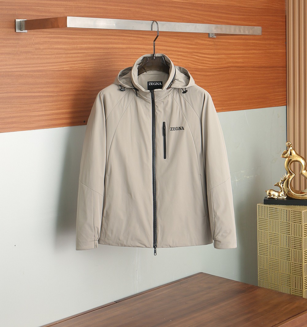 NO:520796,Zeg*a business and casual cotton hooded jacket for autumn and winter. The fabric and accessories are all supplied by customers. They are made of fixed weaving and dyeing. The touch is extremely soft and delicate, with exquisite details. The auxiliary materials are all supplied by customers. The placket zipper shape is also a classic inheritance. The flip pocket is engraved with exquisite brand letters, and the geometric aesthetic hunting multi-pocket design is designed. The fine workmanship is everywhere showing the master-level craftsmanship. The lining is made of quilting, and the edges and threads are neat and perfect. The unique limited main mark mark shows the ingenuity everywhere!  The cutting technology is excellent, conforms to the rigorous ergonomic design, the upper body is capable and stylish, the classic lapel design, the style is both solemn and harmonious, and it is extremely practical. It is the first choice for urban elite men. It can be perfectly controlled in business commuting, official law, and leisure trendy occasions, both elegance and demeanor!  Color black khaki Size M-3XL/627, zegna, jackets & coats, jackets & coats,hats,alexander wang19860909杰尼亚秋冬新款男士Zeg*a商务休闲加棉连帽夹克外套,面料与辅料皆为客供,定织定染而成,触感极为柔软细腻,细节精湛考究,辅料皆为客供,门襟拉链造型亦属于经典传承,翻盖口袋上面镌刻有精美品牌字母,几何美学猎装多口袋设计,做工精细处处彰显大师级工艺,内衬运用绗缝工艺打造,包边及走线工整完美,独特的限定主标唛,处处皆彰显出匠心之作！裁剪技术精良,符合严谨的人体工程学设计,上身干练且型款十足,经典翻领设计,亦庄亦谐的风格,实穿性极强,都市精英男士首选,商务通勤、公务律政、出街休闲潮搭等场合皆可完美驾驭,优雅与风度兼备！ 颜色黑色 卡其色 尺码M-3XL/627,,zegna,jackets & coats,jackets & coats,hats,alexander wang,Men's clothing