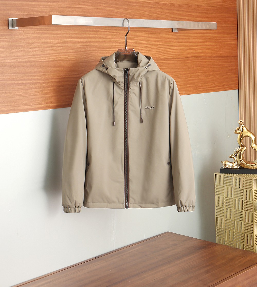 NO:520835,Zeg*a business and casual cotton hooded jacket for autumn and winter. The fabric and accessories are all supplied by customers. They are made of fixed weaving and dyeing. The touch is extremely soft and delicate, with exquisite details. The auxiliary materials are all supplied by customers. The placket zipper shape is also a classic inheritance. The flip pocket is engraved with exquisite brand letters, and the geometric aesthetic hunting multi-pocket design is designed. The fine workmanship is everywhere showing the master-level craftsmanship. The lining is made of quilting, and the edges and threads are neat and perfect. The unique limited main mark mark shows the ingenuity everywhere!  The cutting technology is excellent, conforms to the rigorous ergonomic design, the upper body is capable and stylish, the classic lapel design, the style is both solemn and harmonious, and it is extremely practical. It is the first choice for urban elite men. It can be perfectly controlled in business commuting, official law, and leisure trendy occasions, both elegance and demeanor!  Color black khaki Size M-3XL/655, zegna, jackets & coats, jackets & coats,hats,alexander wang19860909杰尼亚秋冬新款男士Zeg*a商务休闲加棉连帽夹克外套,面料与辅料皆为客供,定织定染而成,触感极为柔软细腻,细节精湛考究,辅料皆为客供,门襟拉链造型亦属于经典传承,翻盖口袋上面镌刻有精美品牌字母,几何美学猎装多口袋设计,做工精细处处彰显大师级工艺,内衬运用绗缝工艺打造,包边及走线工整完美,独特的限定主标唛,处处皆彰显出匠心之作！裁剪技术精良,符合严谨的人体工程学设计,上身干练且型款十足,经典翻领设计,亦庄亦谐的风格,实穿性极强,都市精英男士首选,商务通勤、公务律政、出街休闲潮搭等场合皆可完美驾驭,优雅与风度兼备！ 颜色黑色 卡其色 尺码M-3XL/655,,zegna,jackets & coats,jackets & coats,hats,alexander wang,Men's clothing